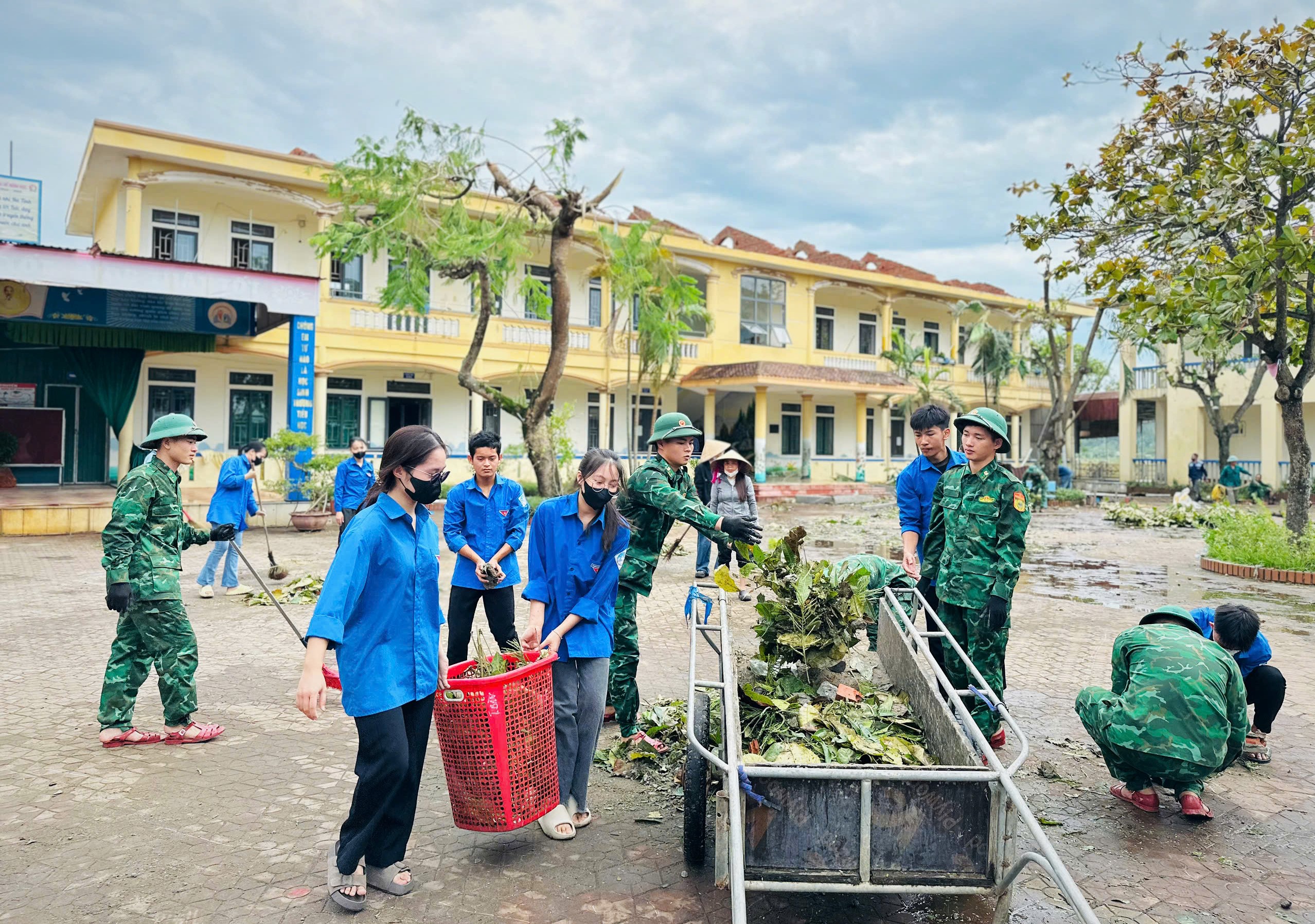 Các trường học nỗ lực khắc phục hậu quả bão số 5 để đón học sinh - Ảnh 1.