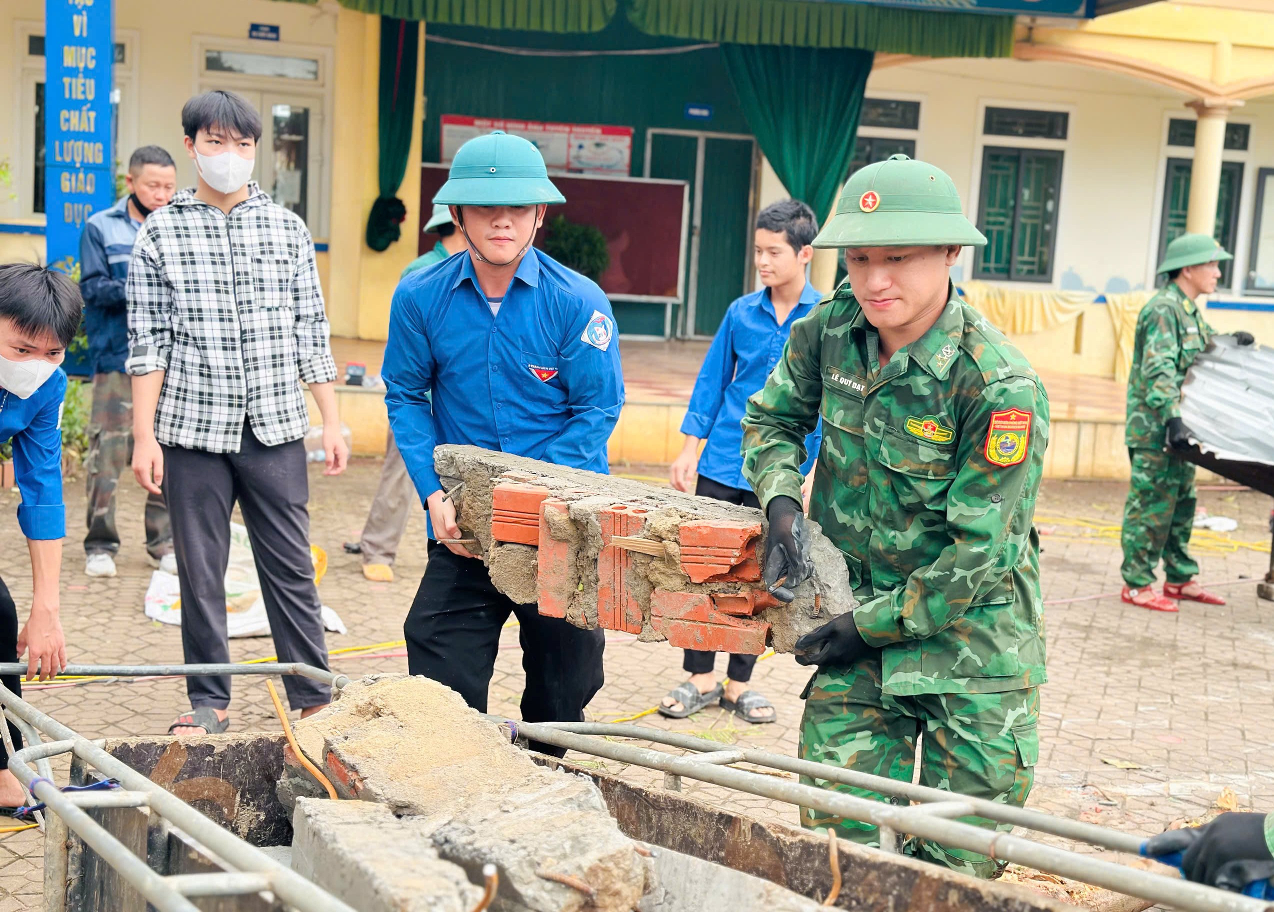 Các trường học nỗ lực khắc phục hậu quả bão số 5 để đón học sinh - Ảnh 2.