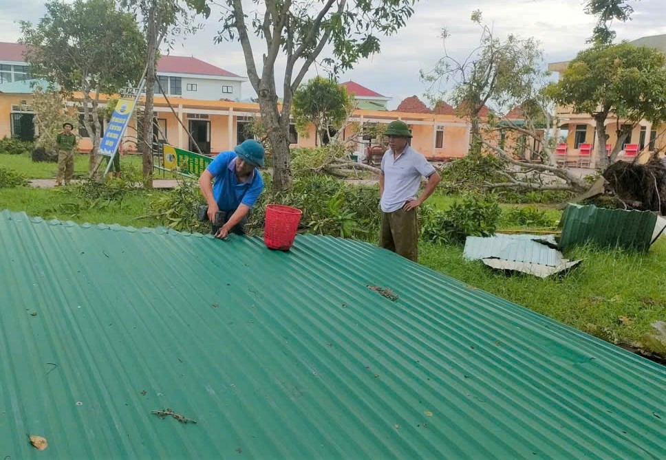 Các trường học nỗ lực khắc phục hậu quả bão số 5 để đón học sinh - Ảnh 5.