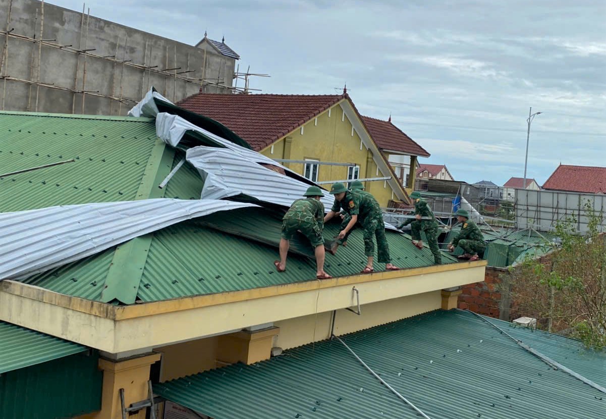 Các trường học nỗ lực khắc phục hậu quả bão số 5 để đón học sinh - Ảnh 9.