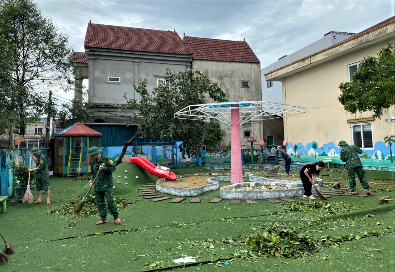Các trường học nỗ lực khắc phục hậu quả bão số 5 để đón học sinh - Ảnh 6.