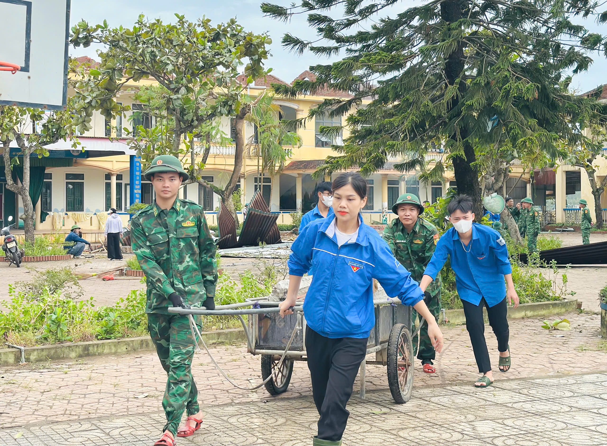 Các trường học nỗ lực khắc phục hậu quả bão số 5 để đón học sinh - Ảnh 7.