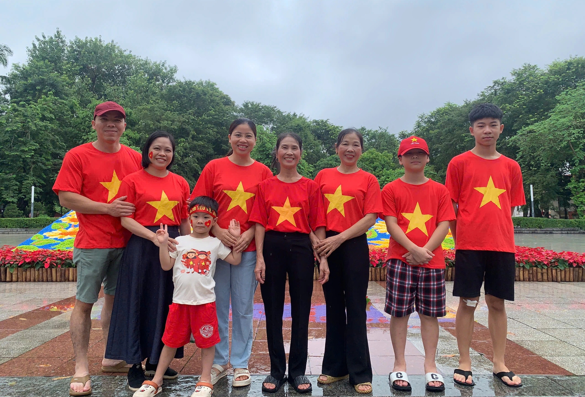Cụ bà 94 tuổi phát ghế nhựa cho người dân xem diễu binh: Tôi hạnh phúc lắm!- Ảnh 3. Cụ bà 94 tuổi phát ghế nhựa cho người dân xem diễu binh: Tôi hạnh phúc lắm!- Ảnh 3.