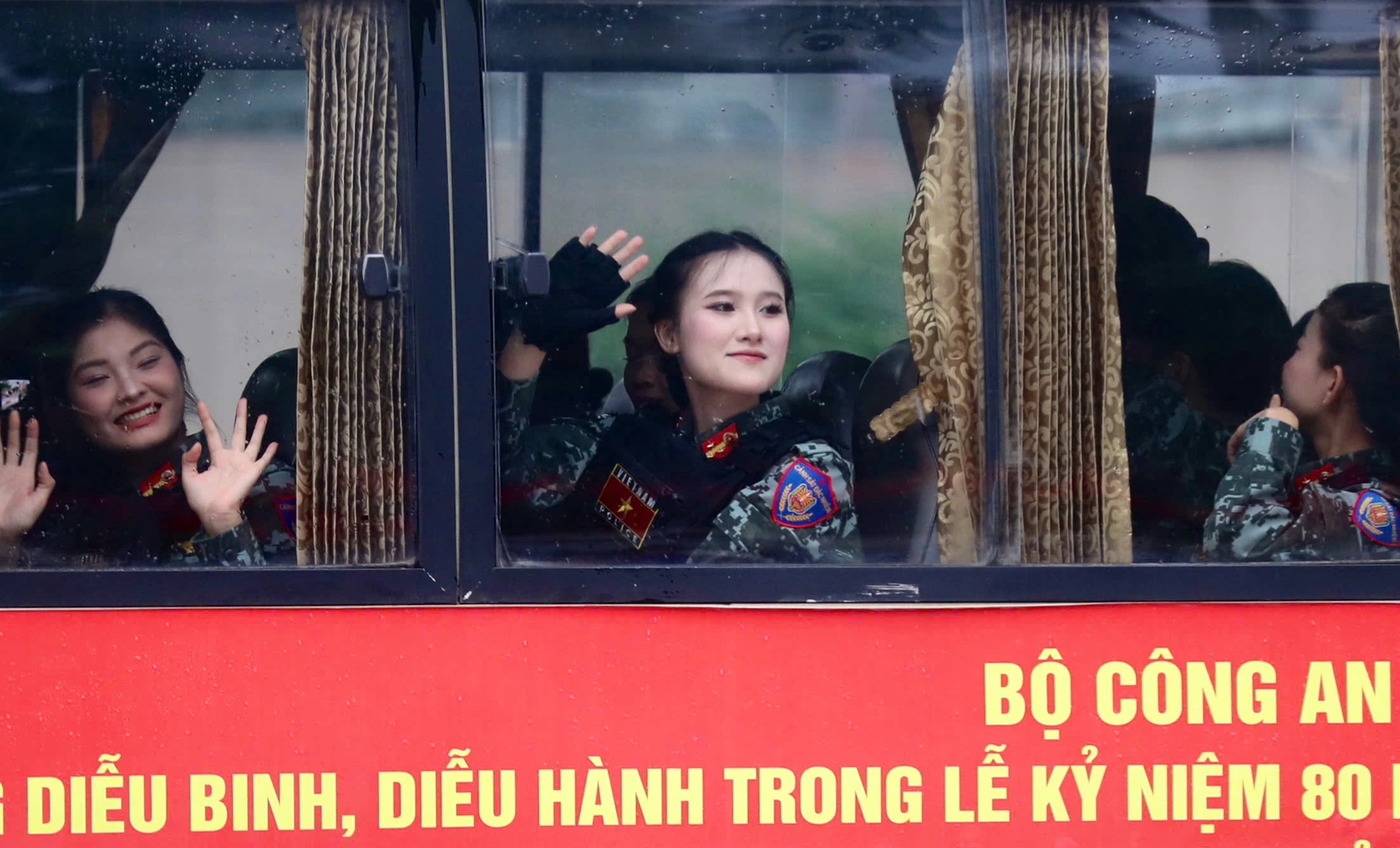 Bộ đội diễu binh và người dân cùng hát Như có Bác trong ngày đại thắng - Ảnh 12. Bộ đội diễu binh và người dân cùng hát Như có Bác trong ngày đại thắng - Ảnh 12.