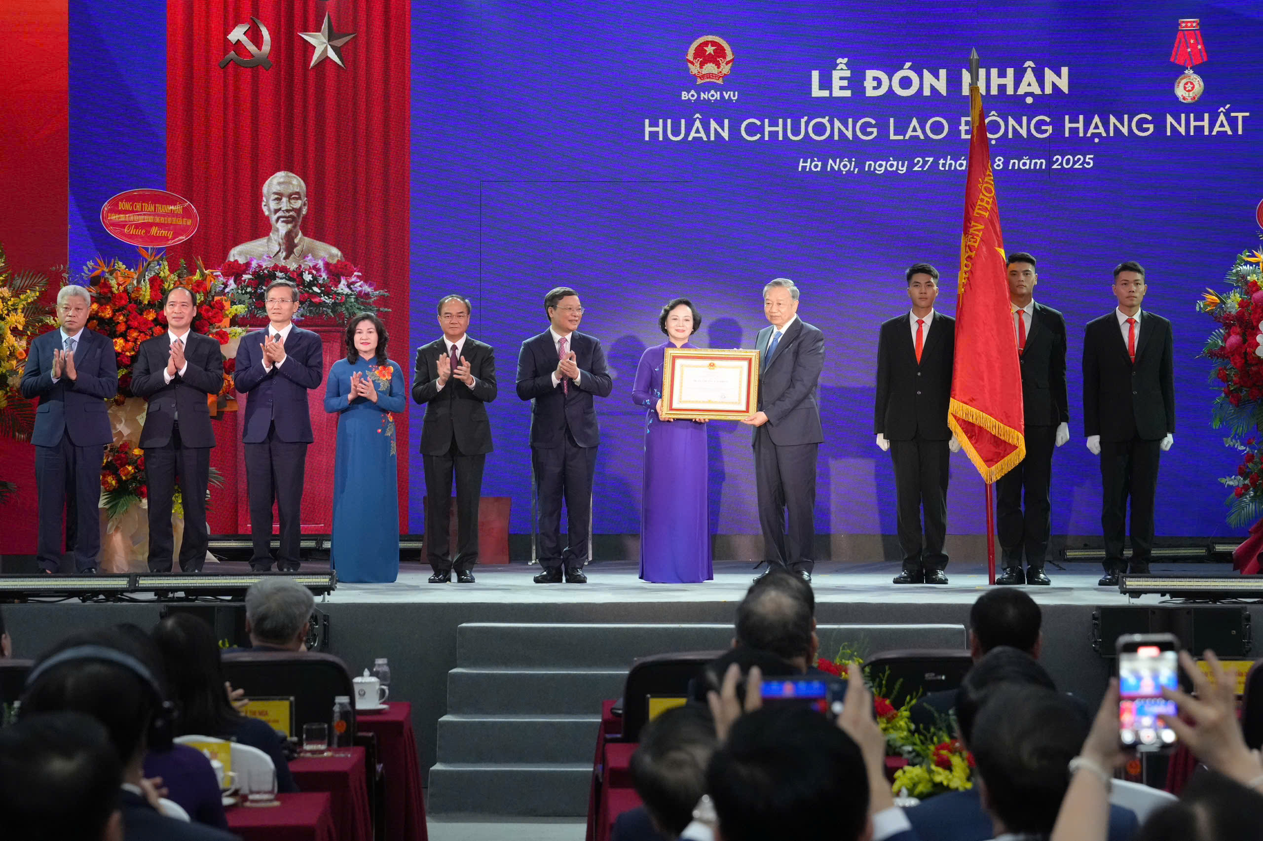 Những phong trào thi đua của Bộ Nội vụ: Khát vọng mới cho tương lai phát triển - Ảnh 2. Những phong trào thi đua của Bộ Nội vụ: Khát vọng mới cho tương lai phát triển - Ảnh 2.