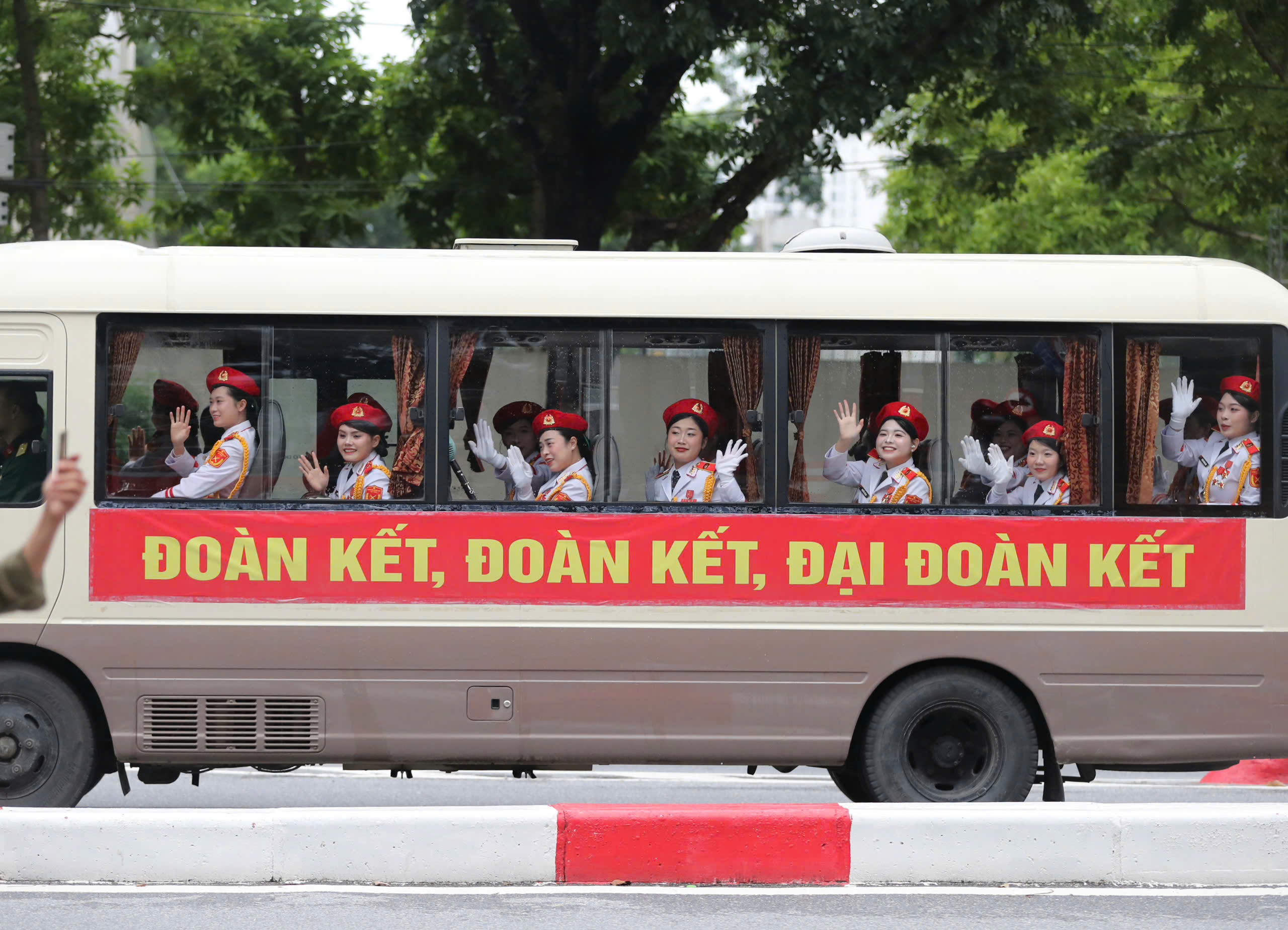 Bộ đội diễu binh và người dân cùng hát Như có Bác trong ngày đại thắng - Ảnh 10. Bộ đội diễu binh và người dân cùng hát Như có Bác trong ngày đại thắng - Ảnh 10.