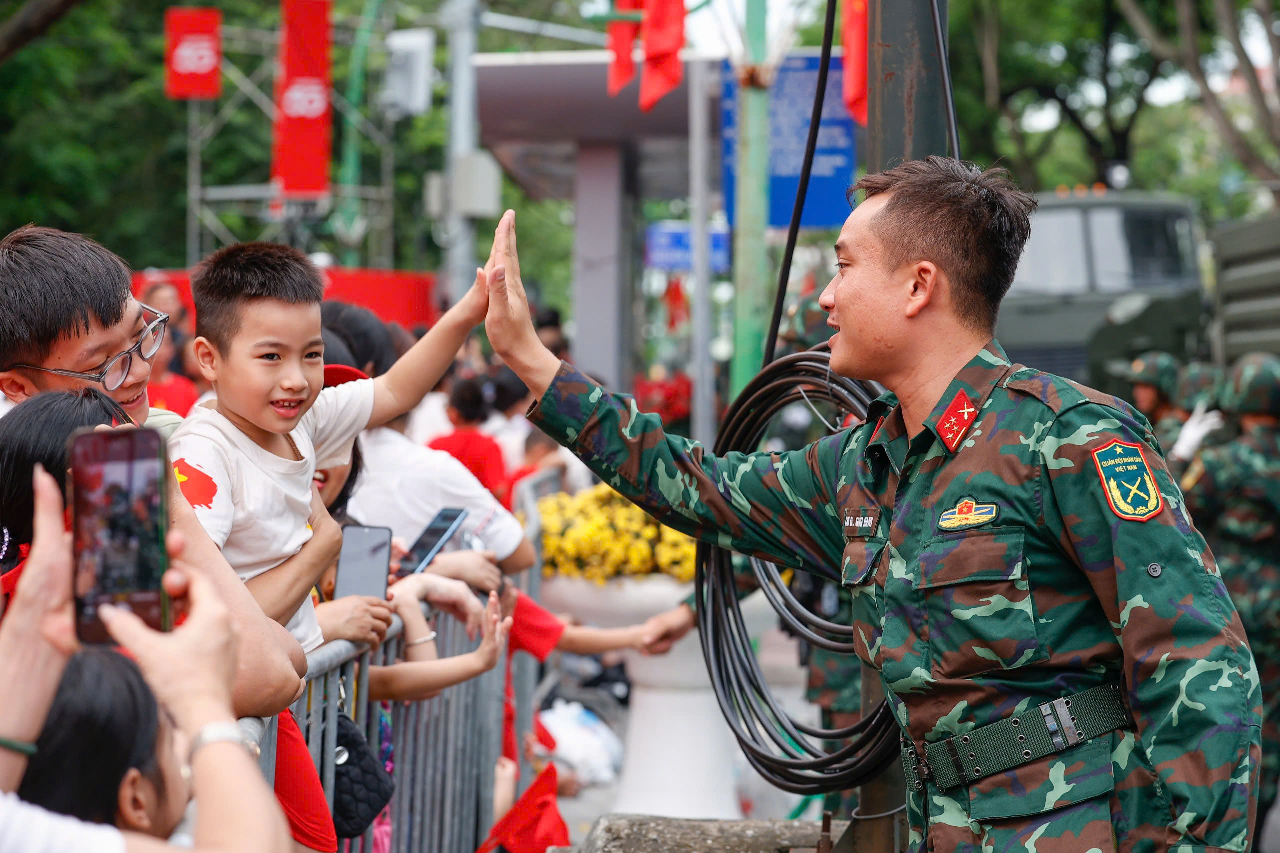 Bộ đội diễu binh và người dân cùng hát Như có Bác trong ngày đại thắng - Ảnh 1. Bộ đội diễu binh và người dân cùng hát Như có Bác trong ngày đại thắng - Ảnh 1.