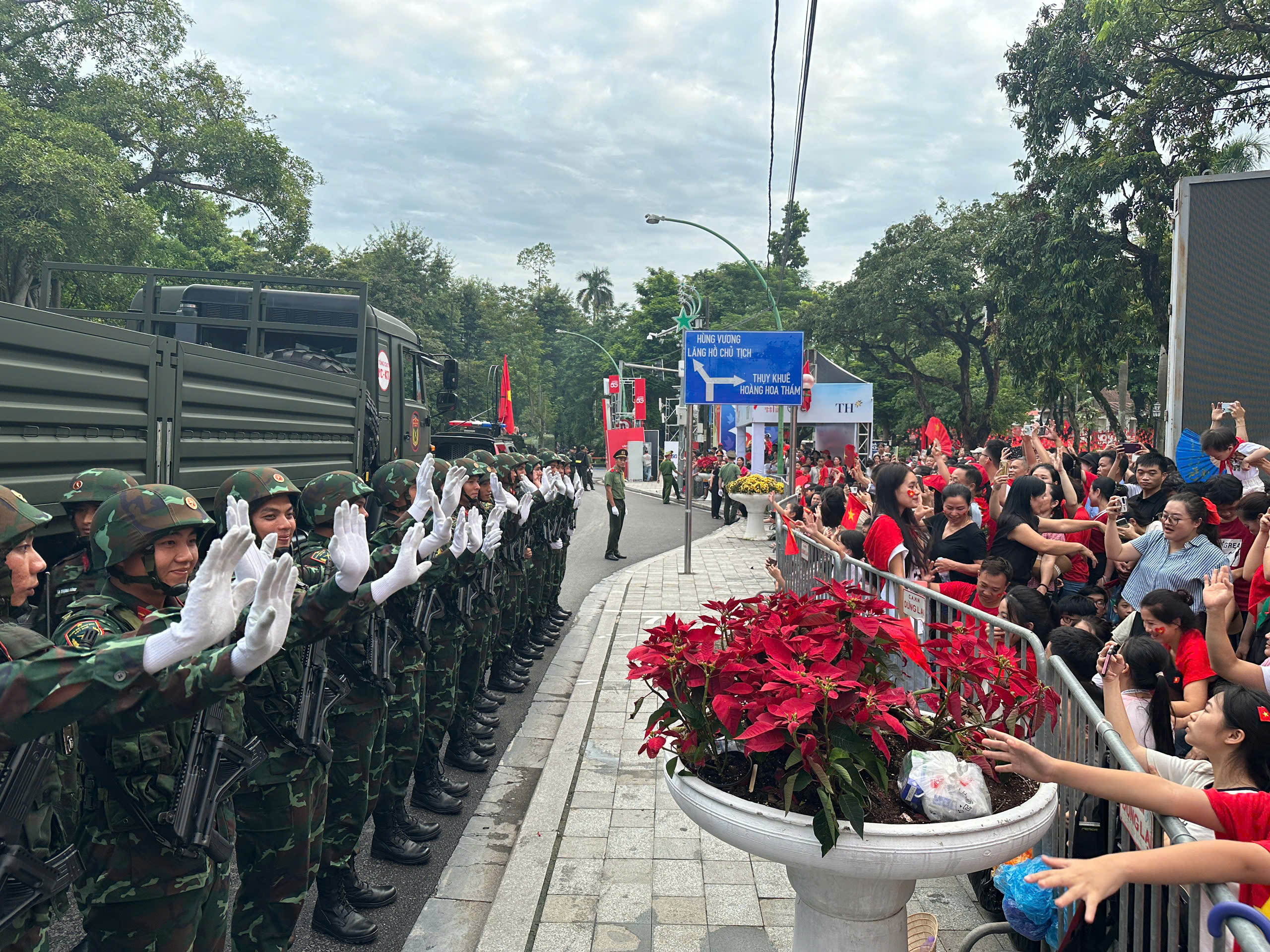 Bộ đội diễu binh và người dân cùng hát Như có Bác trong ngày đại thắng - Ảnh 4. Bộ đội diễu binh và người dân cùng hát Như có Bác trong ngày đại thắng - Ảnh 4.