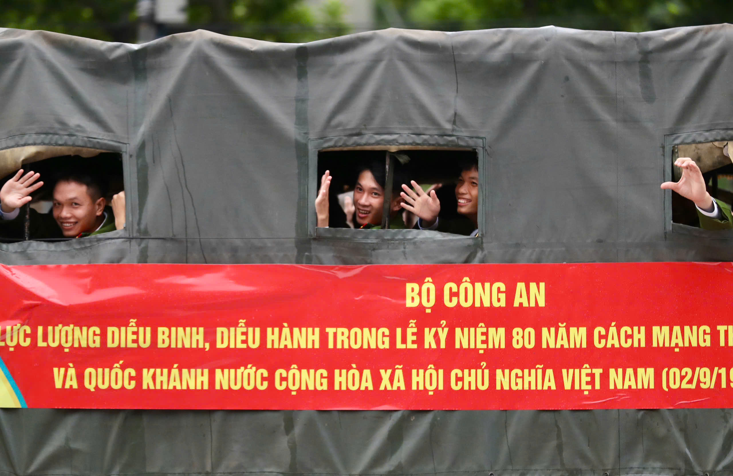 Bộ đội diễu binh và người dân cùng hát Như có Bác trong ngày đại thắng - Ảnh 8. Bộ đội diễu binh và người dân cùng hát Như có Bác trong ngày đại thắng - Ảnh 8.