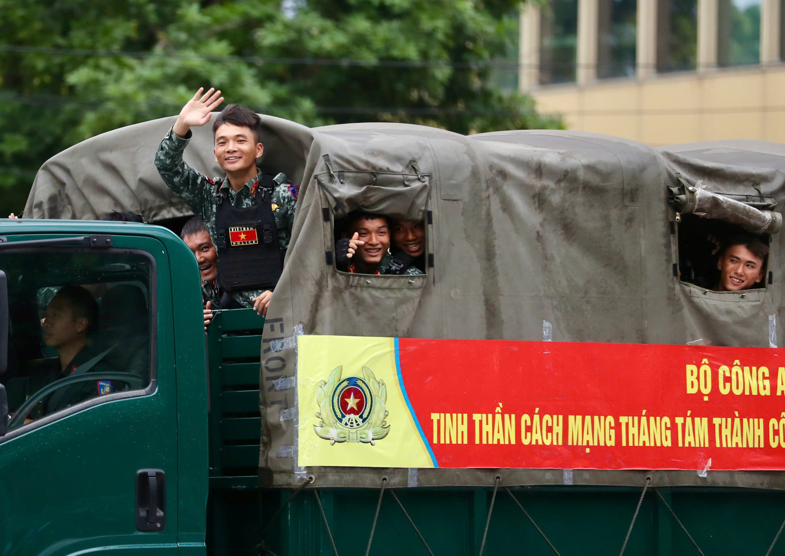 Bộ đội diễu binh và người dân cùng hát Như có Bác trong ngày đại thắng - Ảnh 9. Bộ đội diễu binh và người dân cùng hát Như có Bác trong ngày đại thắng - Ảnh 9.