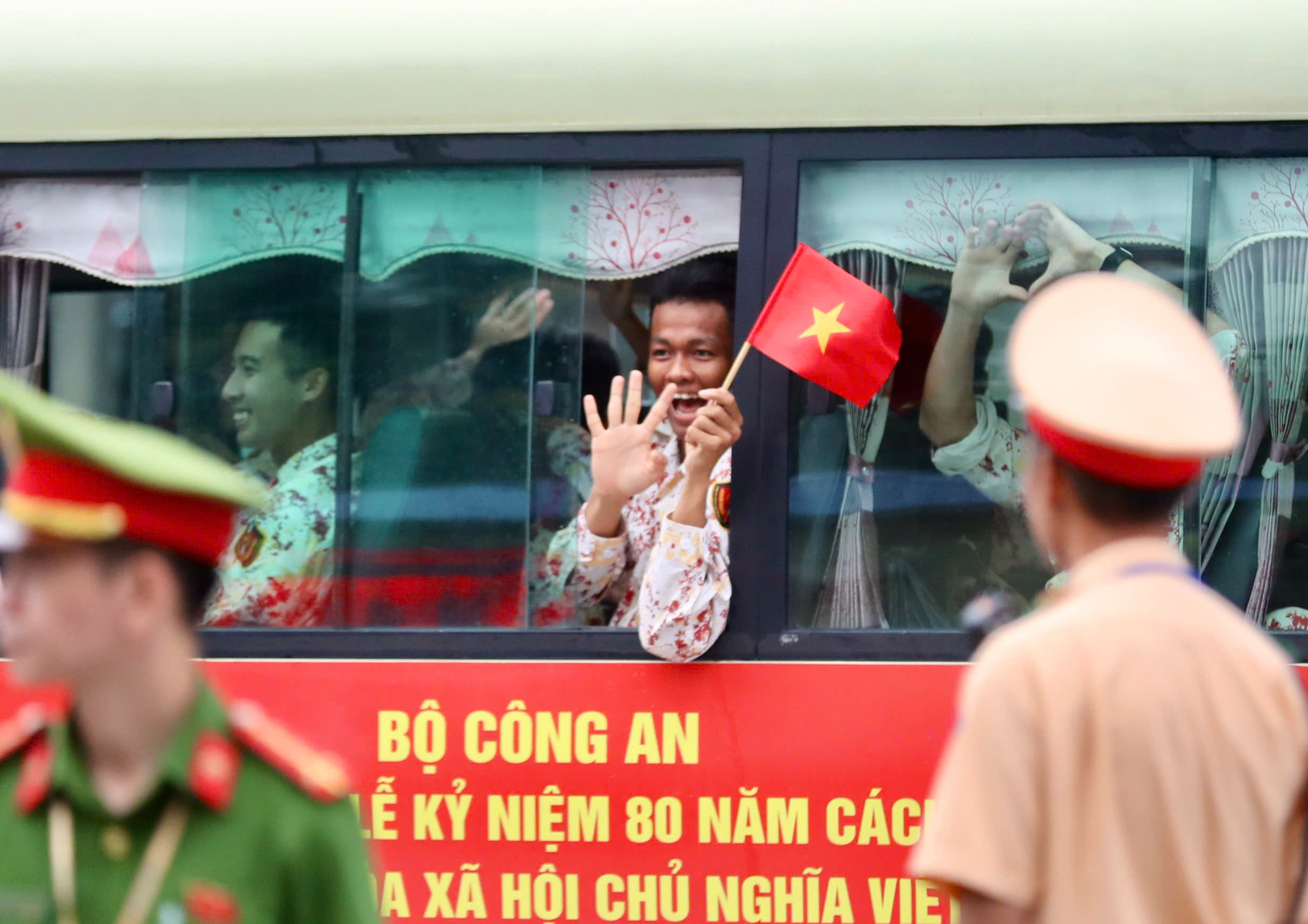 Bộ đội diễu binh và người dân cùng hát Như có Bác trong ngày đại thắng - Ảnh 7. Bộ đội diễu binh và người dân cùng hát Như có Bác trong ngày đại thắng - Ảnh 7.