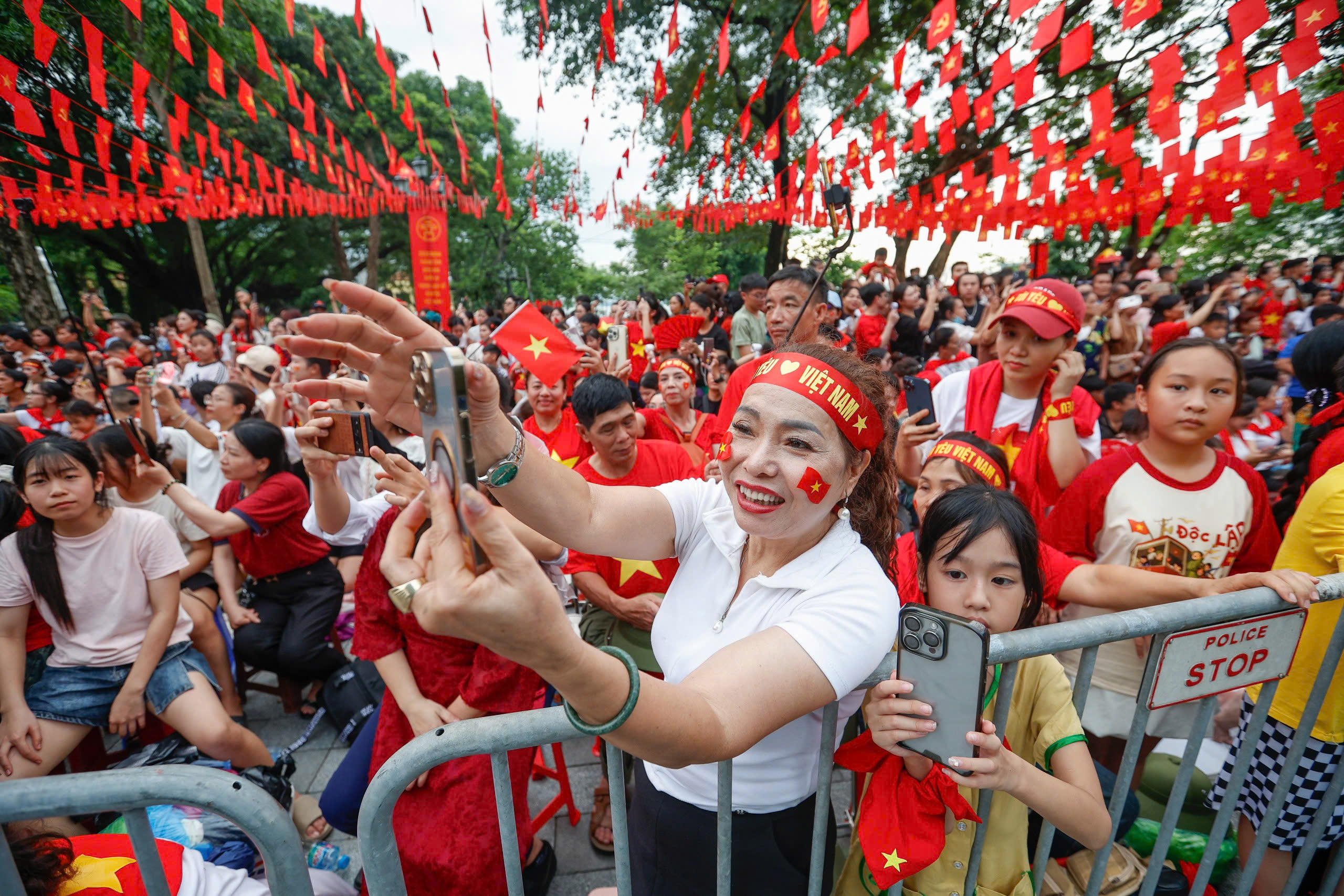 Bộ đội diễu binh và người dân cùng hát Như có Bác trong ngày đại thắng - Ảnh 6. Bộ đội diễu binh và người dân cùng hát Như có Bác trong ngày đại thắng - Ảnh 6.