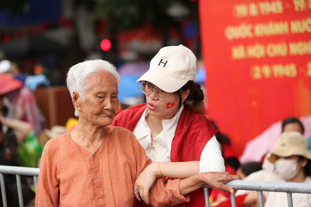 Cụ bà 94 tuổi phát ghế nhựa cho người dân xem diễu binh: Tôi hạnh phúc lắm!- Ảnh 1. Cụ bà 94 tuổi phát ghế nhựa cho người dân xem diễu binh: Tôi hạnh phúc lắm!- Ảnh 1.