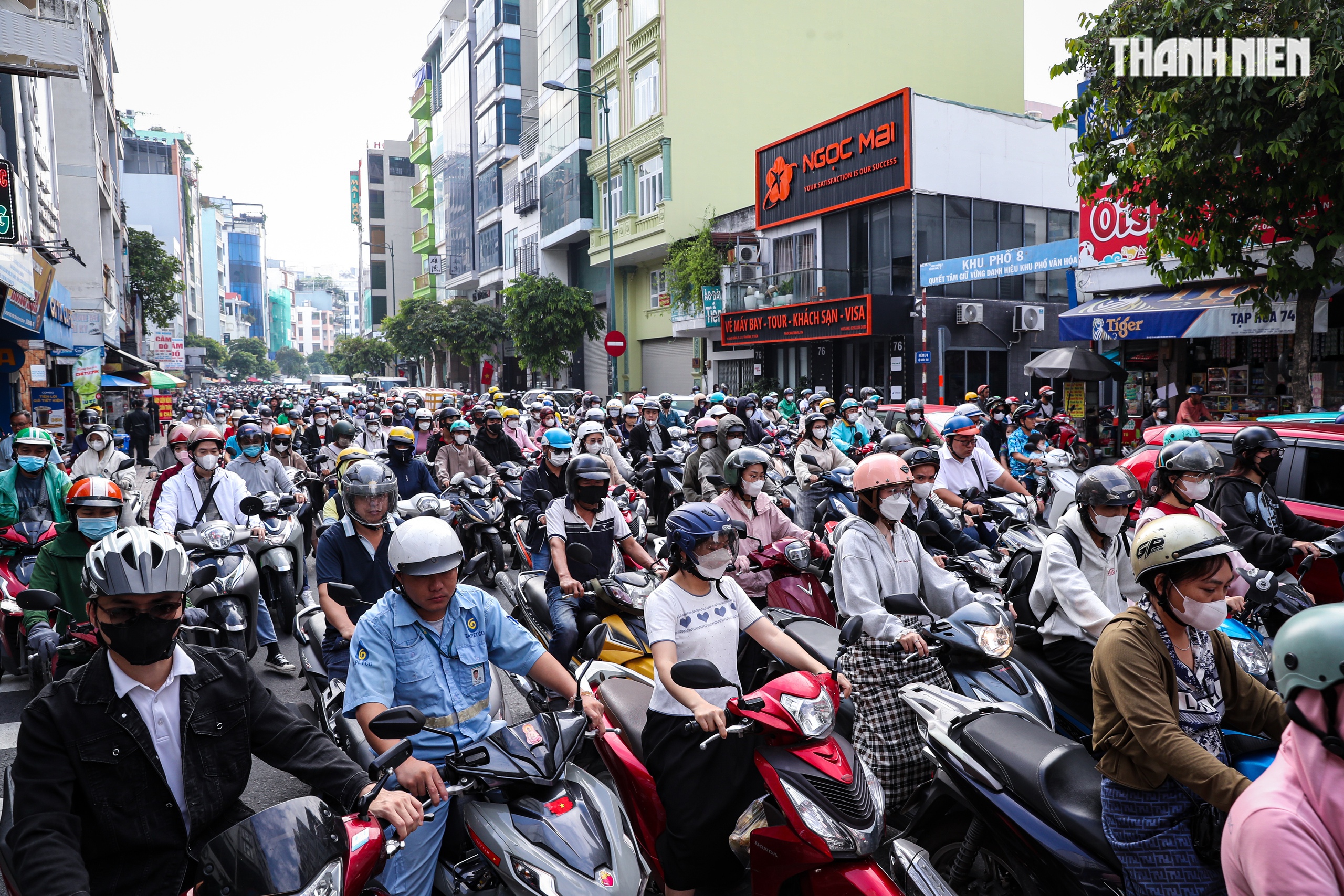 Xe kẹt cứng đường Bạch Đằng cửa ngõ sân bay Tân Sơn Nhất mỗi ngày - Ảnh 1. Xe kẹt cứng đường Bạch Đằng cửa ngõ sân bay Tân Sơn Nhất mỗi ngày - Ảnh 1.