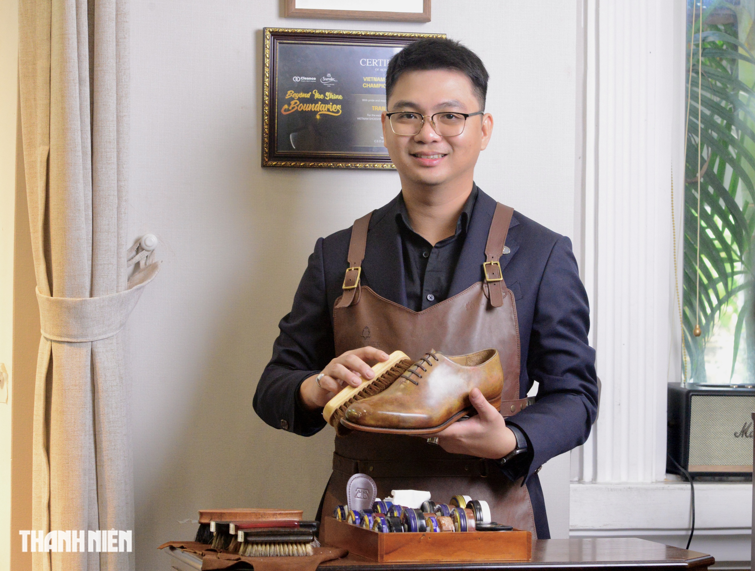 Nghề trong ngách ở TP.HCM: Chàng kỹ sư điện 'bẻ lái' làm nghề đánh giày - Ảnh 1.