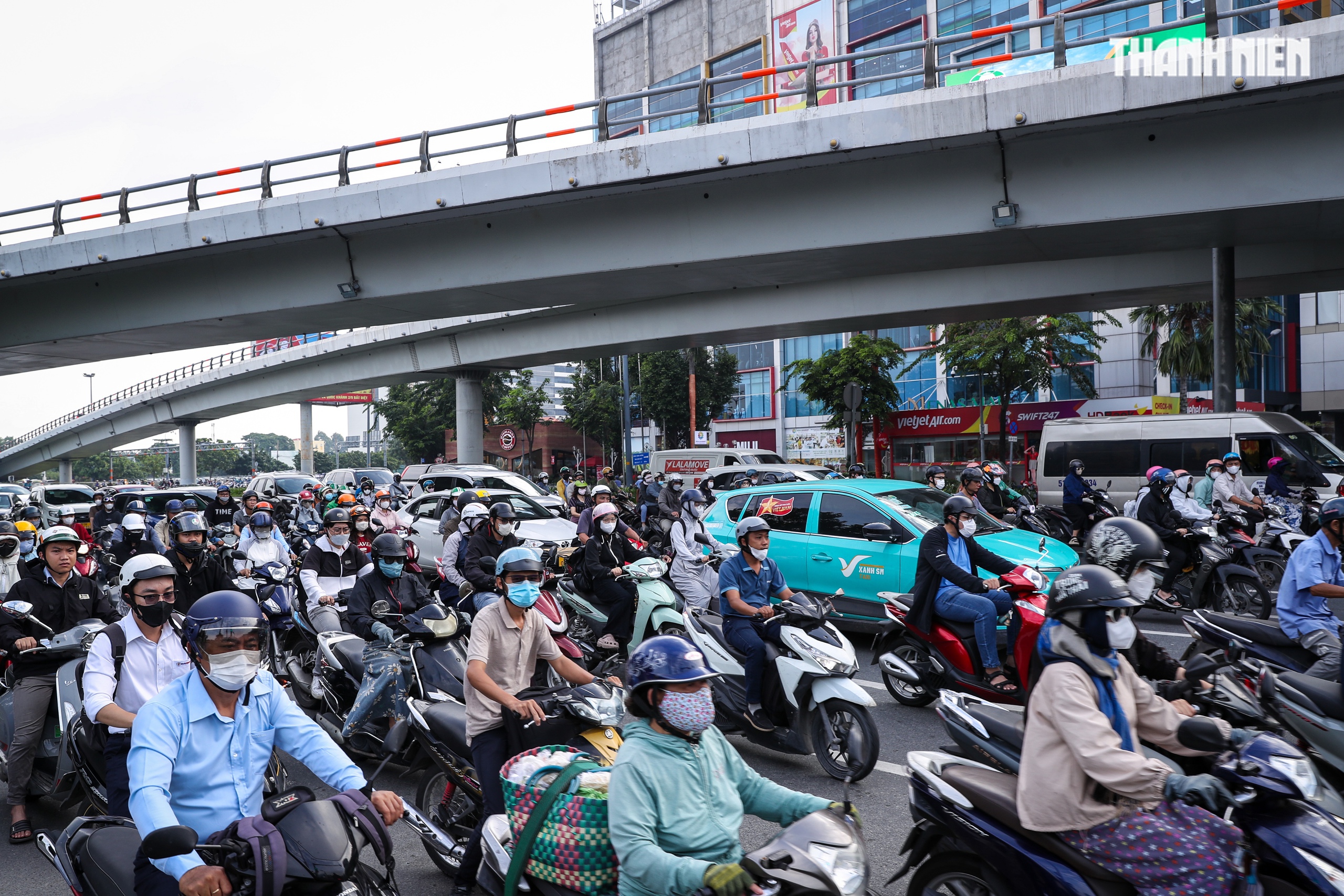 Xe kẹt cứng đường Bạch Đằng cửa ngõ sân bay Tân Sơn Nhất mỗi ngày - Ảnh 13. Xe kẹt cứng đường Bạch Đằng cửa ngõ sân bay Tân Sơn Nhất mỗi ngày - Ảnh 13.