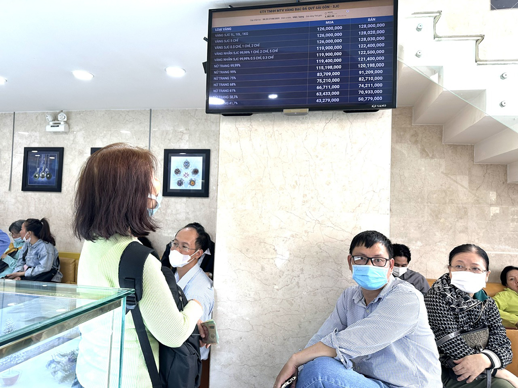 Vàng tăng kỷ lục sau khi xóa bỏ độc quyền- Ảnh 2. Vàng tăng kỷ lục sau khi xóa bỏ độc quyền- Ảnh 2.