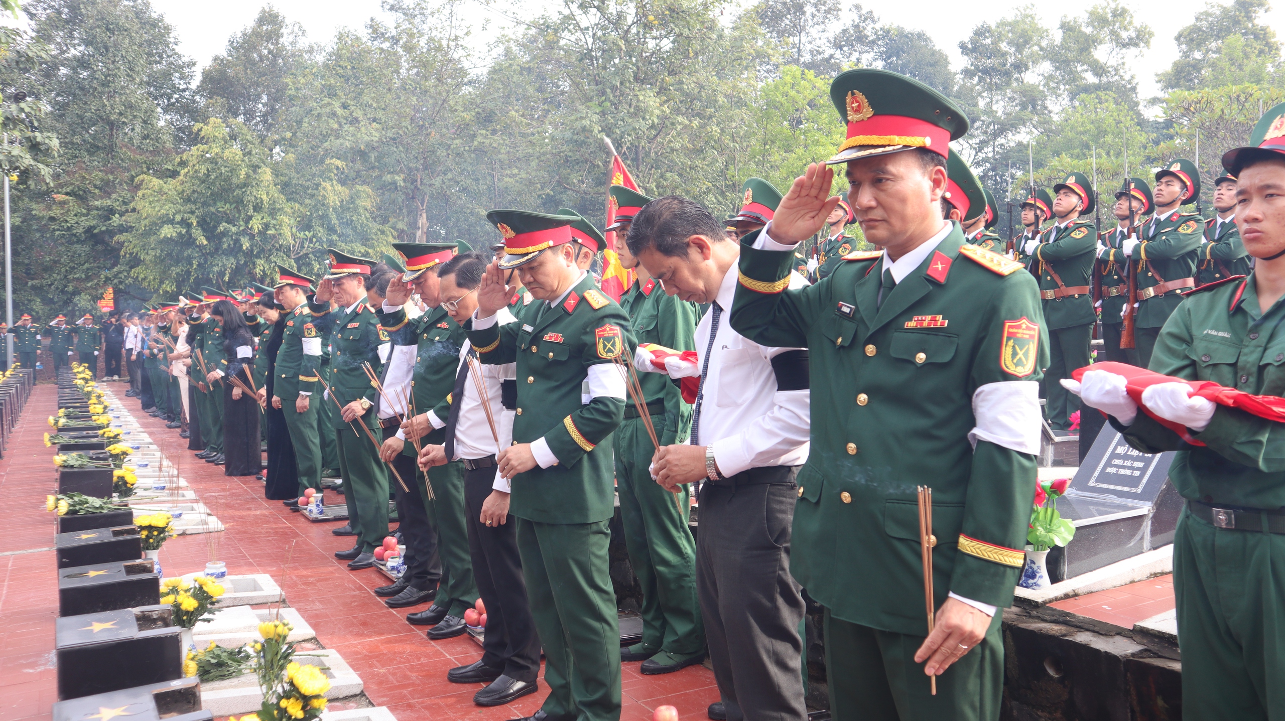 Truy điệu, an táng 30 hài cốt liệt sĩ tìm thấy ở sân bay Lộc Ninh- Ảnh 5. Truy điệu, an táng 30 hài cốt liệt sĩ tìm thấy ở sân bay Lộc Ninh- Ảnh 5.