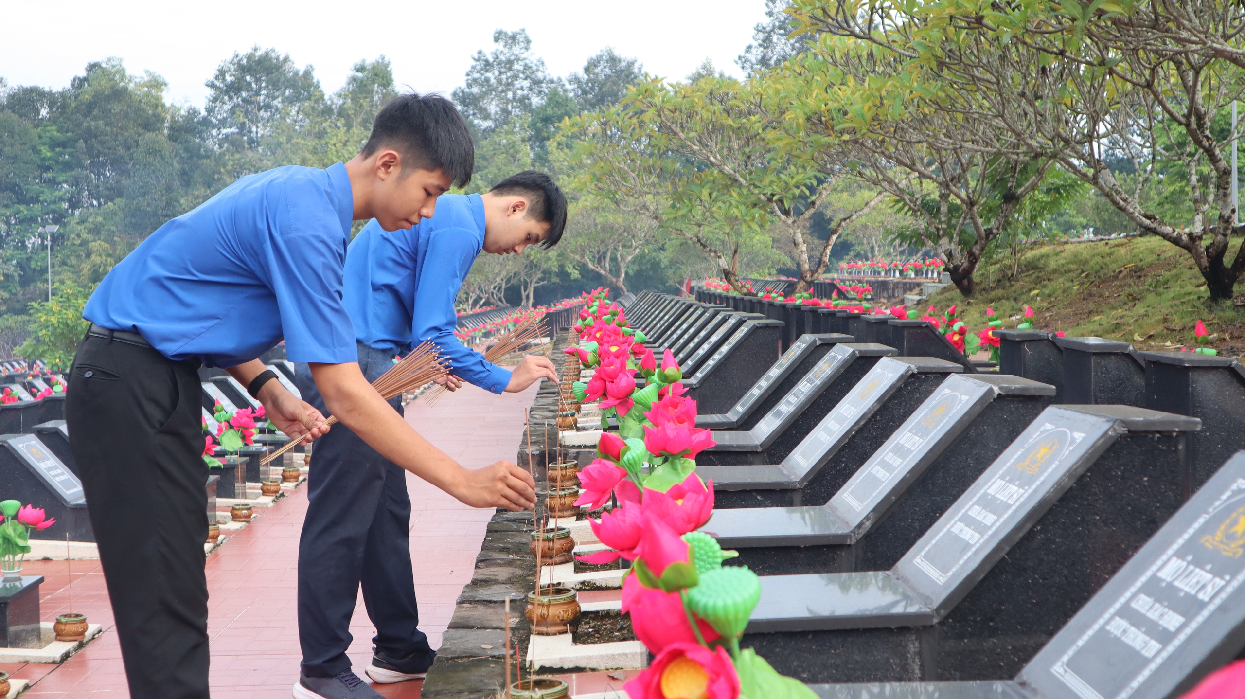 Truy điệu, an táng 30 hài cốt liệt sĩ tìm thấy ở sân bay Lộc Ninh- Ảnh 7. Truy điệu, an táng 30 hài cốt liệt sĩ tìm thấy ở sân bay Lộc Ninh- Ảnh 7.