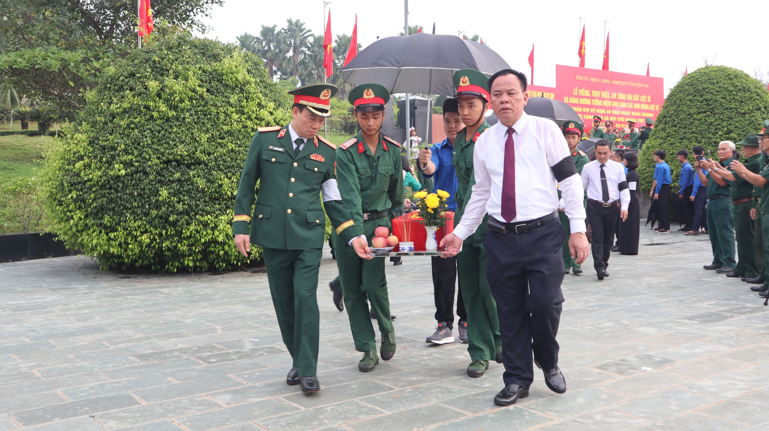 Truy điệu, an táng 30 hài cốt liệt sĩ tìm thấy ở sân bay Lộc Ninh- Ảnh 3. Truy điệu, an táng 30 hài cốt liệt sĩ tìm thấy ở sân bay Lộc Ninh- Ảnh 3.