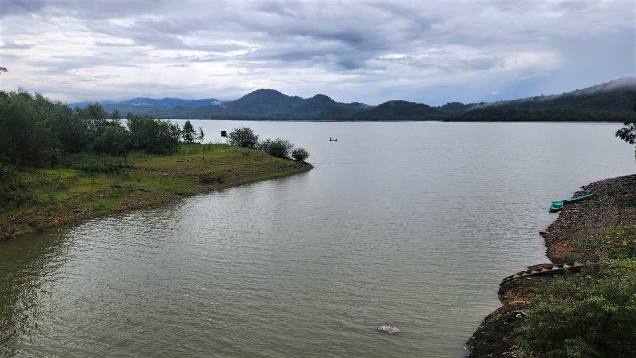 Xả tràn Hồ Kẻ Gỗ vì mực nước vượt cao trình ngưỡng tràn- Ảnh 2. Xả tràn Hồ Kẻ Gỗ vì mực nước vượt cao trình ngưỡng tràn- Ảnh 2.