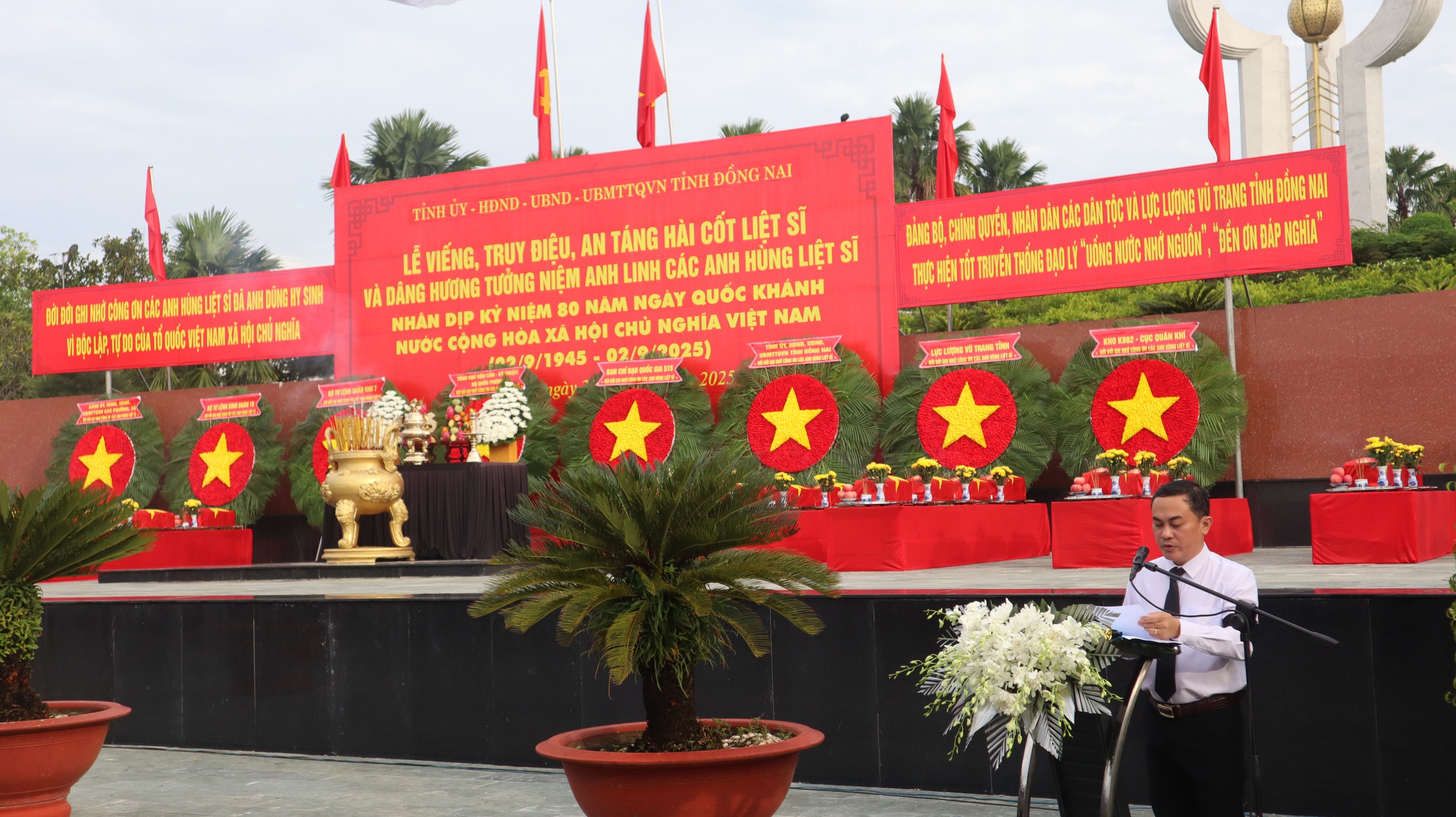 Truy điệu, an táng 30 hài cốt liệt sĩ tìm thấy ở sân bay Lộc Ninh- Ảnh 1. Truy điệu, an táng 30 hài cốt liệt sĩ tìm thấy ở sân bay Lộc Ninh- Ảnh 1.