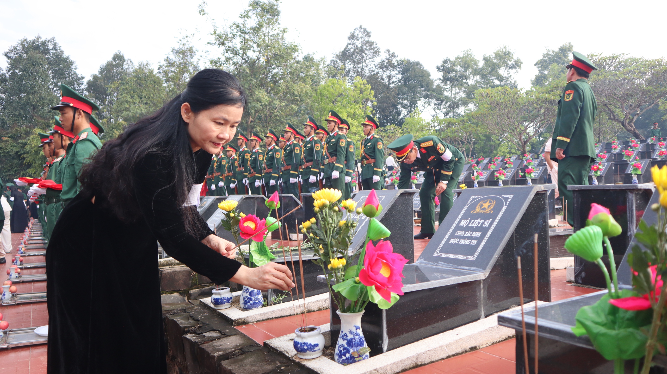 Truy điệu, an táng 30 hài cốt liệt sĩ tìm thấy ở sân bay Lộc Ninh- Ảnh 6. Truy điệu, an táng 30 hài cốt liệt sĩ tìm thấy ở sân bay Lộc Ninh- Ảnh 6.