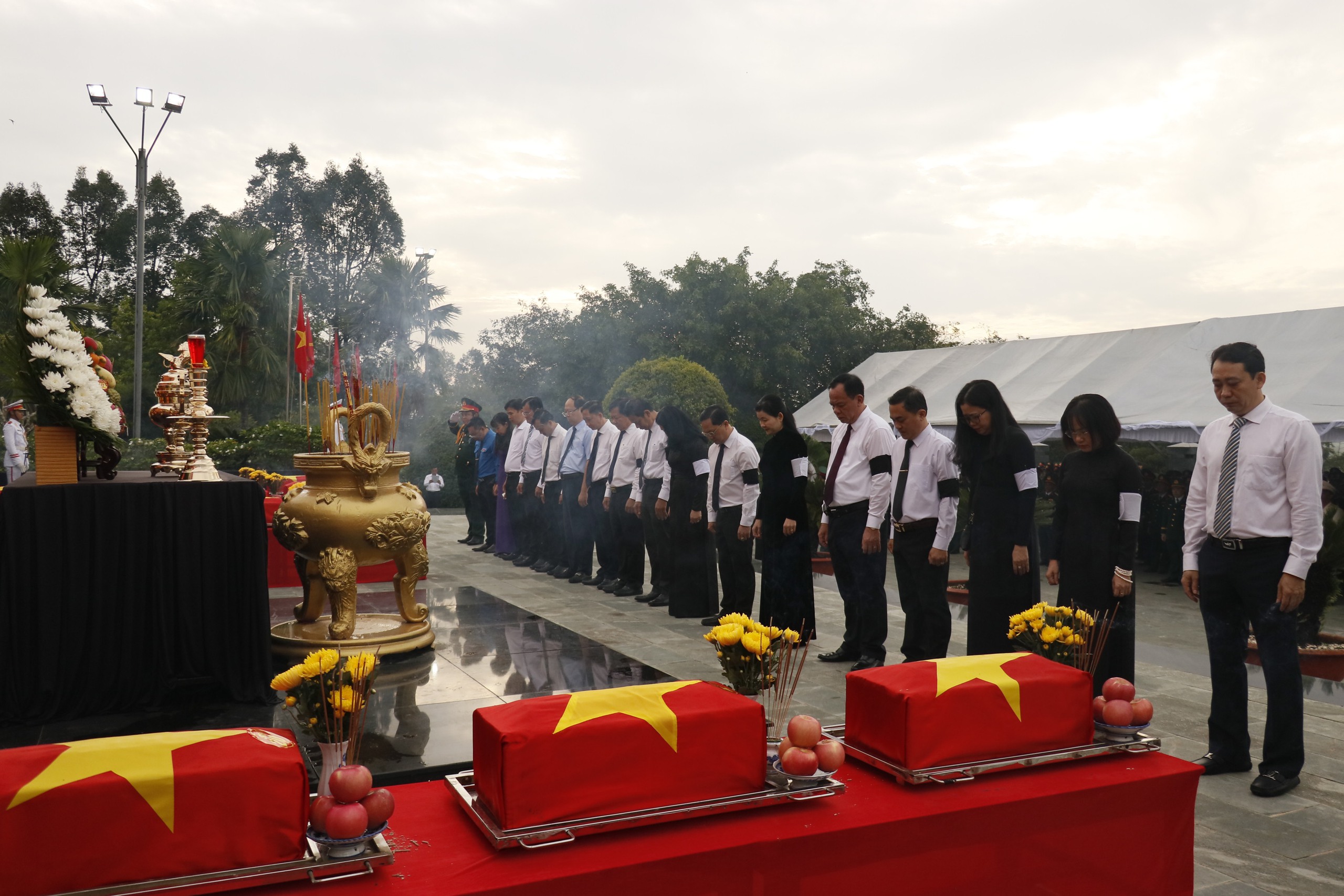 Truy điệu, an táng 30 hài cốt liệt sĩ tìm thấy ở sân bay Lộc Ninh- Ảnh 2. Truy điệu, an táng 30 hài cốt liệt sĩ tìm thấy ở sân bay Lộc Ninh- Ảnh 2.