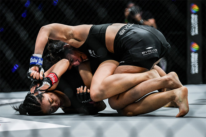 ماجرای دختری که با استفاده از تکنیک خفه کردن، مرد جوان خالکوبی شدهای را شکست داد: MMA چه نوع هنر رزمی است؟ - عکس ۱. Vụ cô gái dùng đòn khóa siết, hạ thanh niên xăm trổ: MMA là môn võ gì?- Ảnh 1.