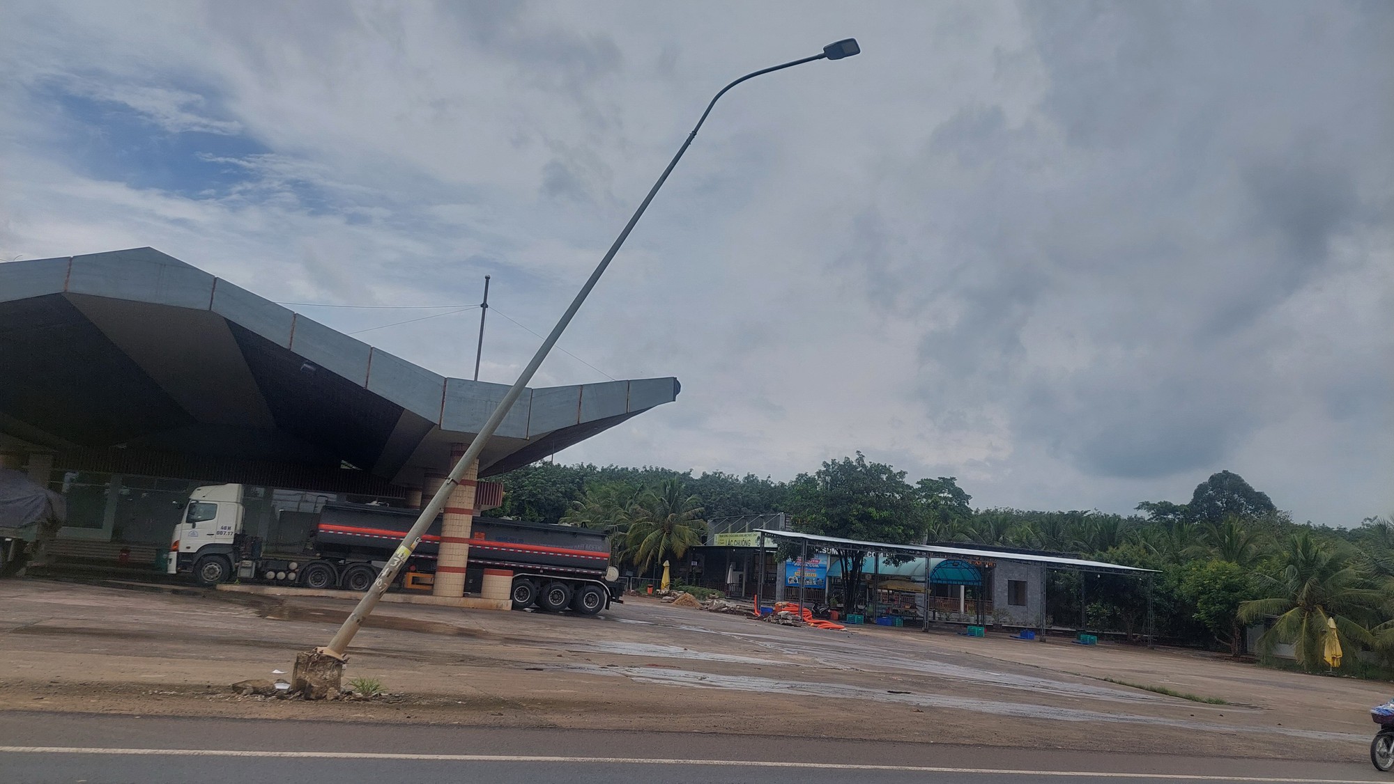 Trụ đ&egrave;n nguy hiểm- Ảnh 1.