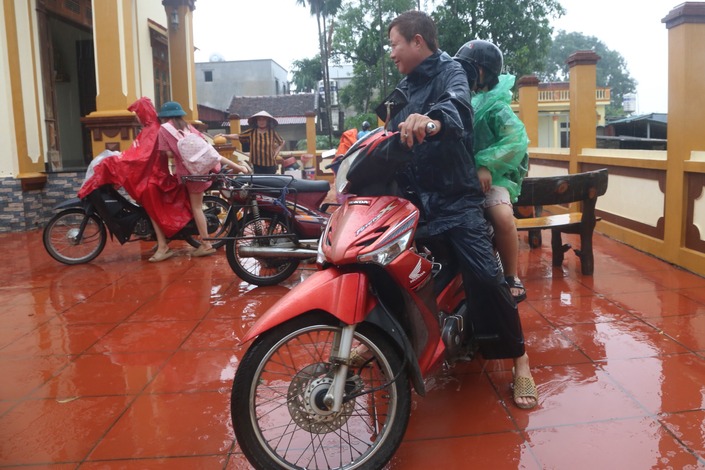 Nước tràn đê bao, dân ngoại thành Hà Nội hối hả chạy lũ- Ảnh 6. Nước tràn đê bao, dân ngoại thành Hà Nội hối hả chạy lũ- Ảnh 6.