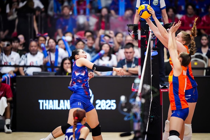 ប្រធានក្រុមបាល់ទះនារីរបស់ថៃសរសើរការប្រកួតកម្រិតខ្ពស់ក្រោយចាញ់ហូឡង់ - រូបថត ២. Chủ công bóng chuyền nữ Thái Lan ca ngợi 'trận đấu đẳng cấp cao' sau khi thua ngược Hà Lan- Ảnh 2.