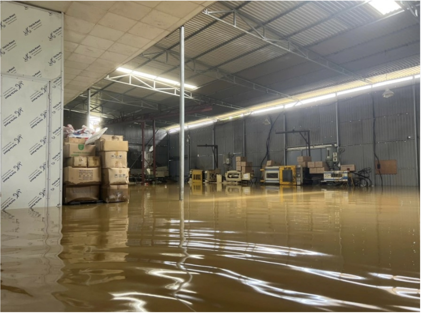 Chu Thanh Huyền bị tố 'nhận vơ' ảnh ngập kho từ thời bão Yagi để bán hàng xả lỗ- Ảnh 1. Chu Thanh Huyền bị tố 'nhận vơ' ảnh ngập kho từ thời bão Yagi để bán hàng xả lỗ- Ảnh 1.