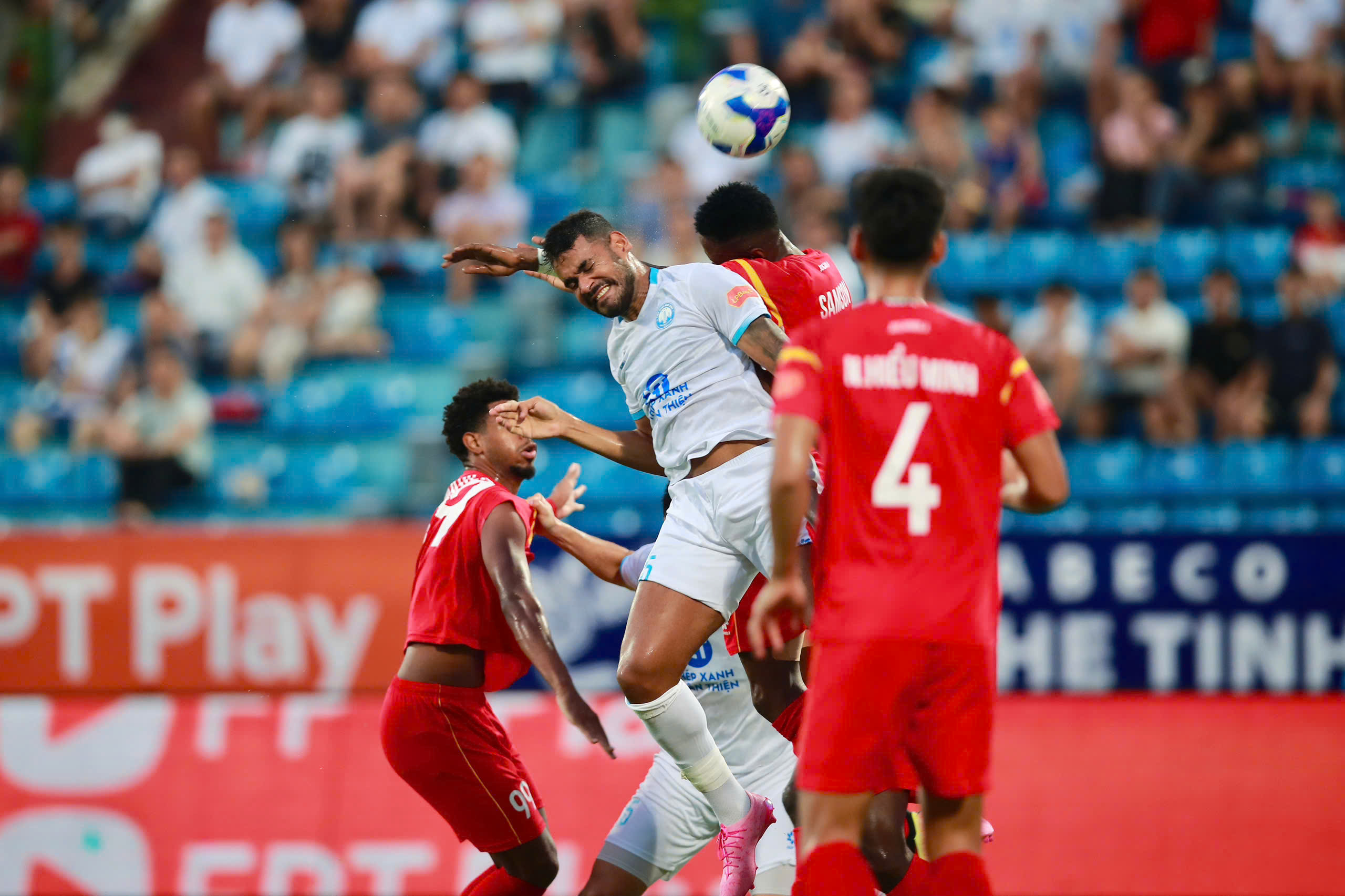 Annak ellenére, hogy a „sztár” U23-as vietnámi csapat kiszúrta, Nam Dinh látványos felzárkózást mutatott be, és legyőzte PVF-CAND-ot - 1. kép. Bị ‘sao’ U.23 Việt Nam chọc thủng lưới, Nam Định vẫn ngược dòng ngoạn mục đánh bại PVF-CAND- Ảnh 1.