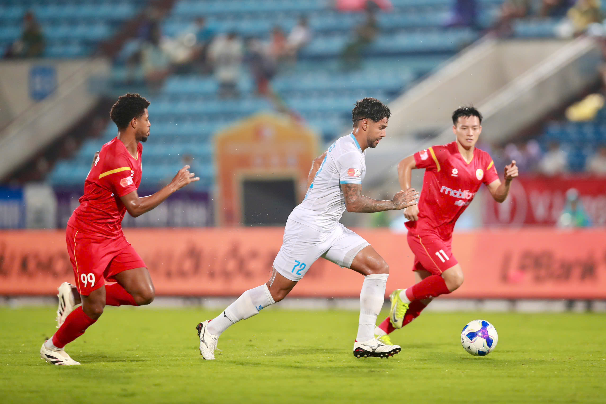 Annak ellenére, hogy a „sztár” U23-as vietnámi csapat kiszúrta, Nam Dinh látványos fordítással legyőzte a PVF-CAND-ot - 4. kép. Bị ‘sao’ U.23 Việt Nam chọc thủng lưới, Nam Định vẫn ngược dòng ngoạn mục đánh bại PVF-CAND- Ảnh 4.