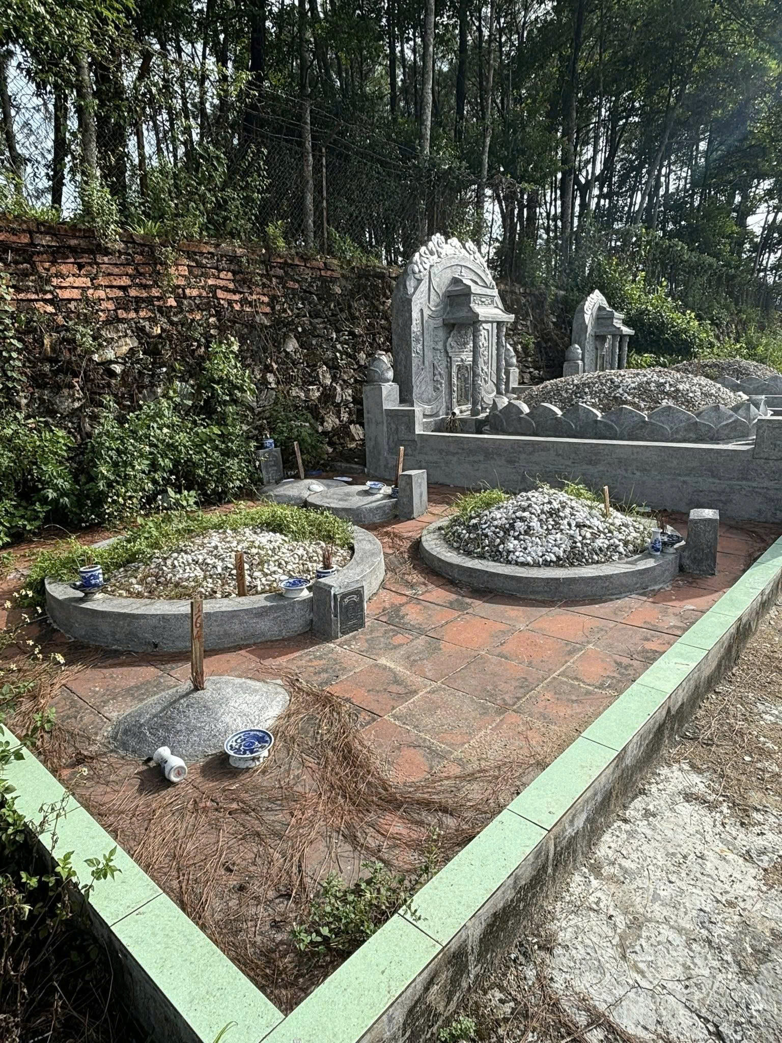 Hàng loạt ngôi mộ ở Huế bị đóng cọc gỗ để giải phóng mặt bằng: Dân mạng ‘dậy sóng’- Ảnh 1. Hàng loạt ngôi mộ ở Huế bị đóng cọc gỗ để giải phóng mặt bằng: Dân mạng ‘dậy sóng’- Ảnh 1.