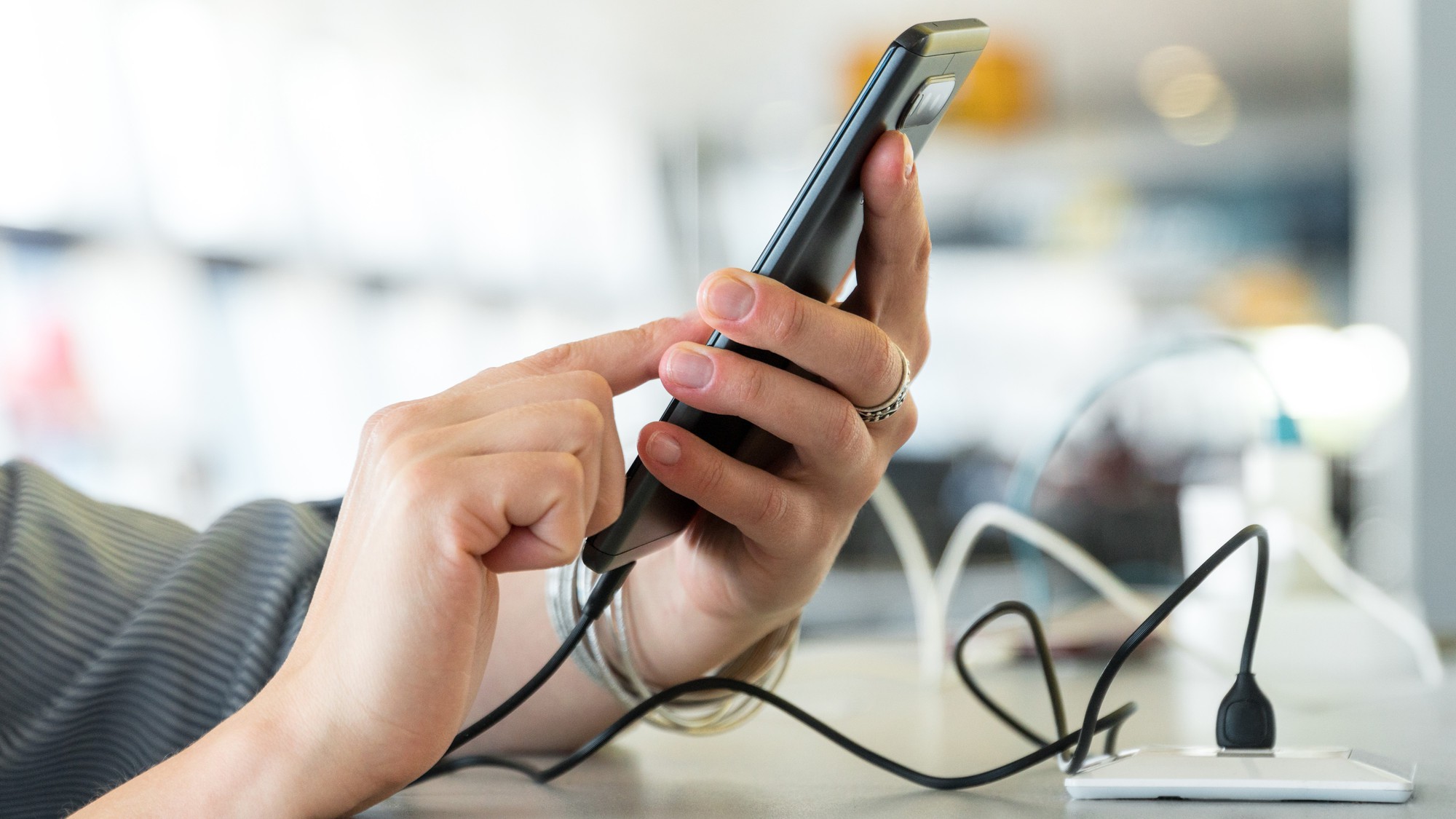 Sử dụng smartphone khi đang cắm sạc liệu có an toàn - Ảnh 1.