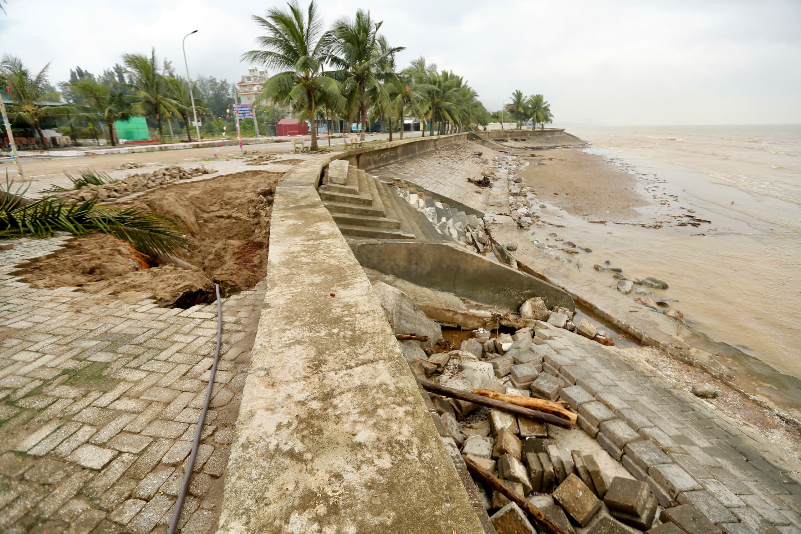 Kè biển Hải Tiến nứt toác sau bão số 5 , thiệt hại lớn cho thanh hóa - Ảnh 2. Kè biển Hải Tiến nứt toác sau bão số 5 , thiệt hại lớn cho thanh hóa - Ảnh 2.