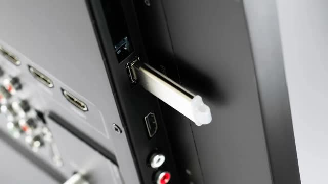 Những thứ không nên cắm vào cổng USB trên Smart TV - Ảnh 2.
