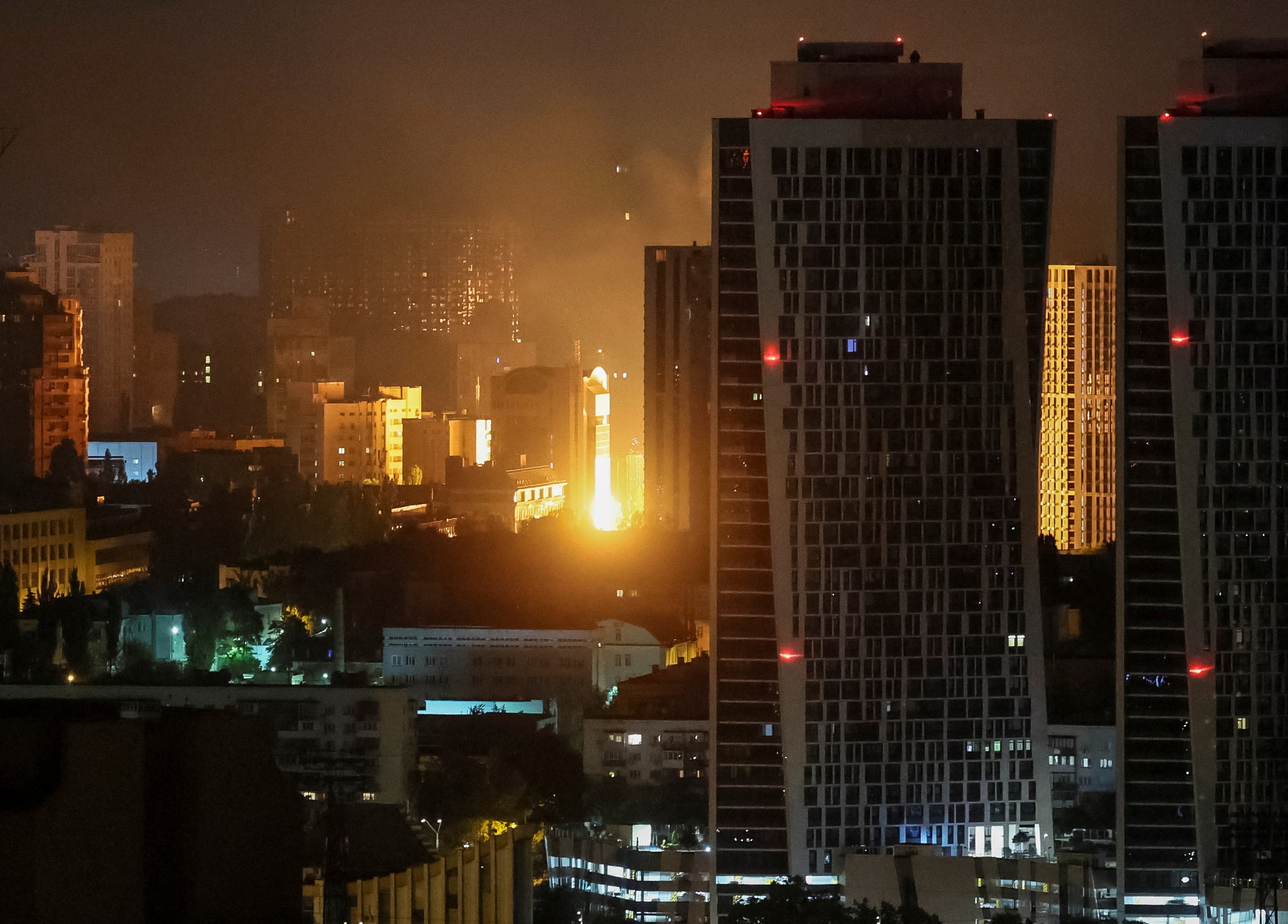 Chiến sự Ukraine ngày 1.282: Nga oanh tạc lớn, tòa nhà EU - Anh bị hư hại - Ảnh 1.