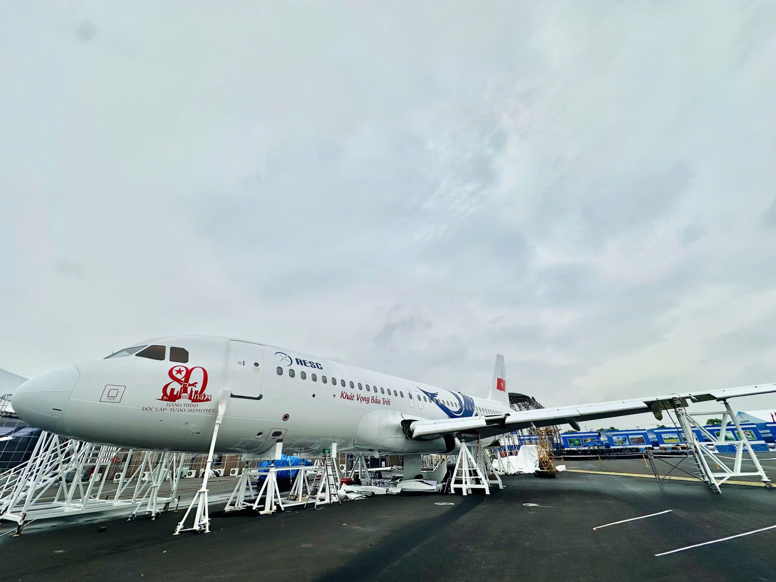 Ngắm chuyên cơ IL-14 từng chở Bác Hồ, khám phá công nghệ hàng không hiện đại nhất - Ảnh 4.