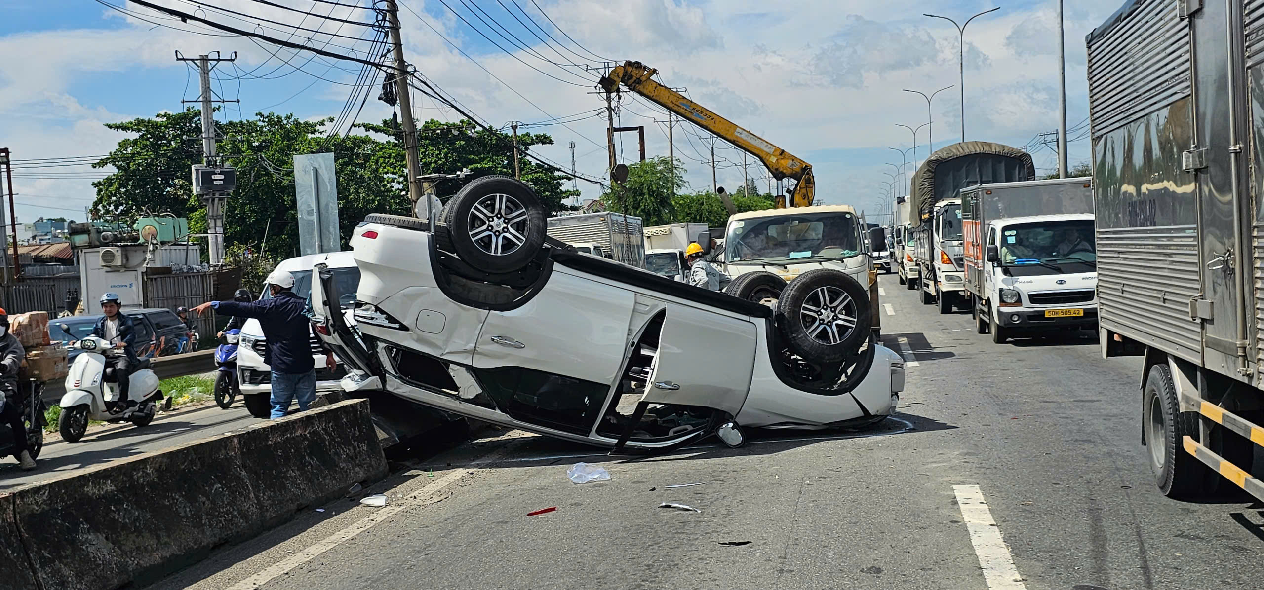 Ô tô lật ngửa trên dốc cầu Bình Thuận, gia đình 4 người may mắn thoát nạn- Ảnh 1. Ô tô lật ngửa trên dốc cầu Bình Thuận, gia đình 4 người may mắn thoát nạn- Ảnh 1.