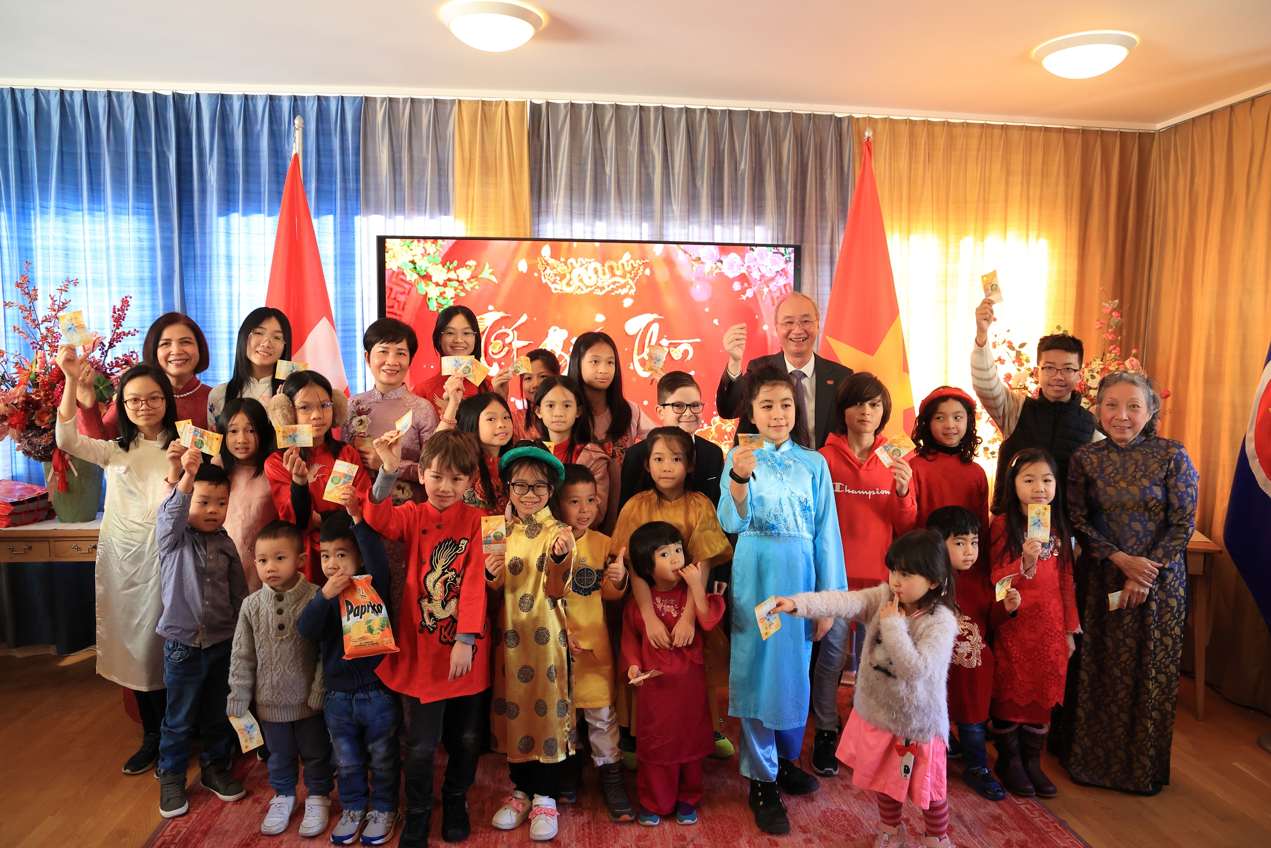 Dưới mái nhà sứ quán- Ảnh 4. Dưới mái nhà sứ quán- Ảnh 4.