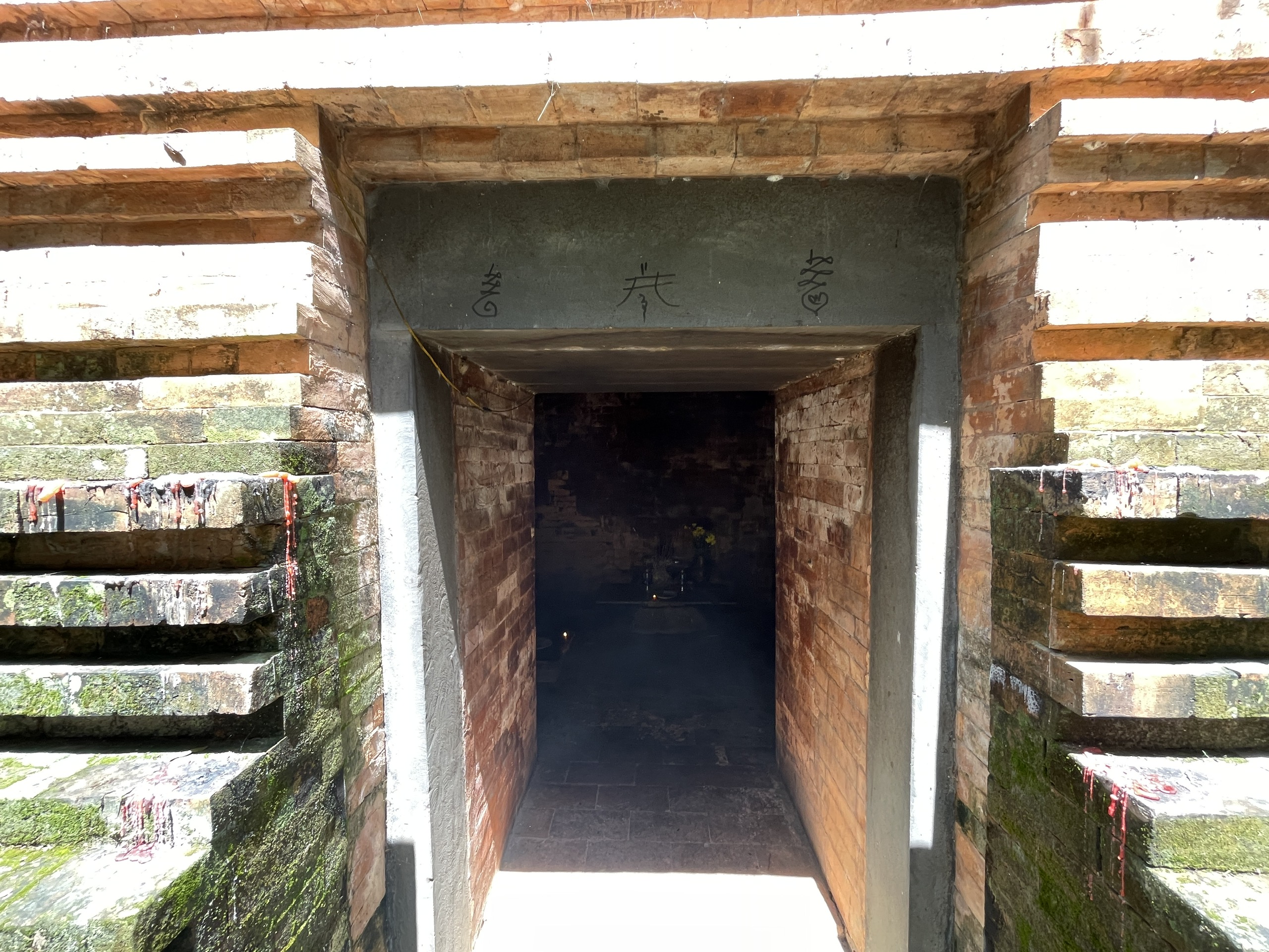 Îngrijorări legate de ocuparea singurului turn Cham din Munții Centrali - Fotografia 3. Nỗi lo tháp Chăm duy nhất ở Tây nguyên bị xâm hại- Ảnh 3.