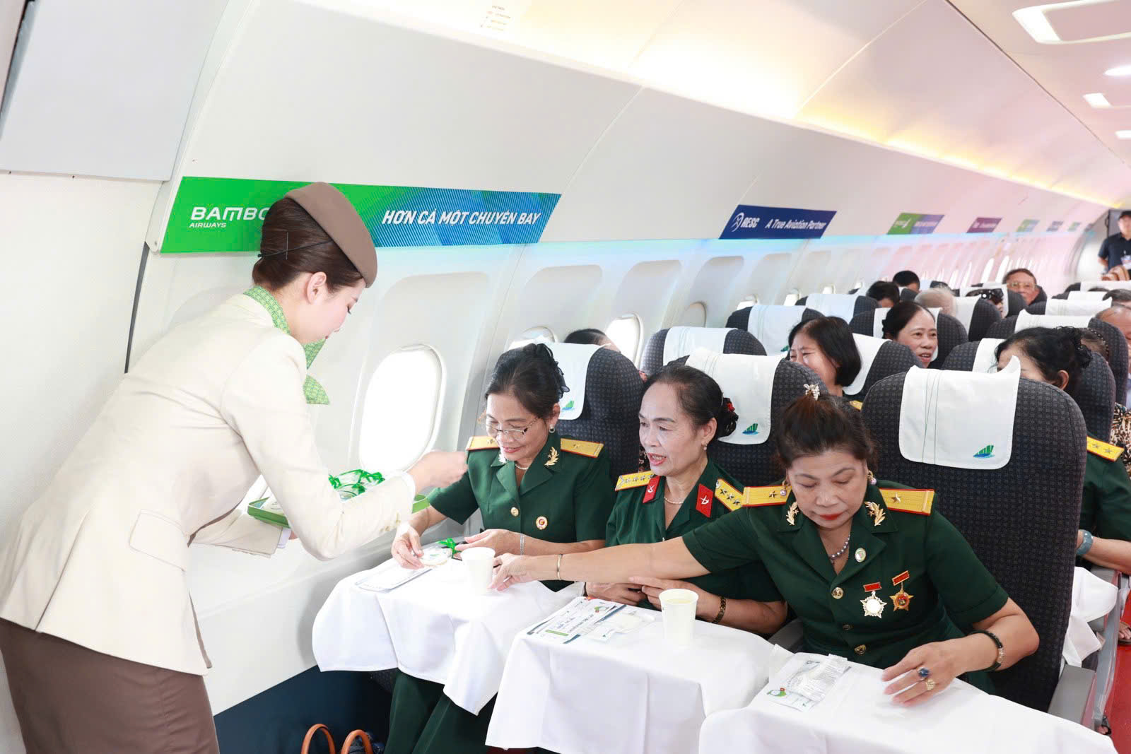 Ngắm chuyên cơ IL-14 từng chở Bác Hồ, khám phá công nghệ hàng không hiện đại nhất - Ảnh 5.