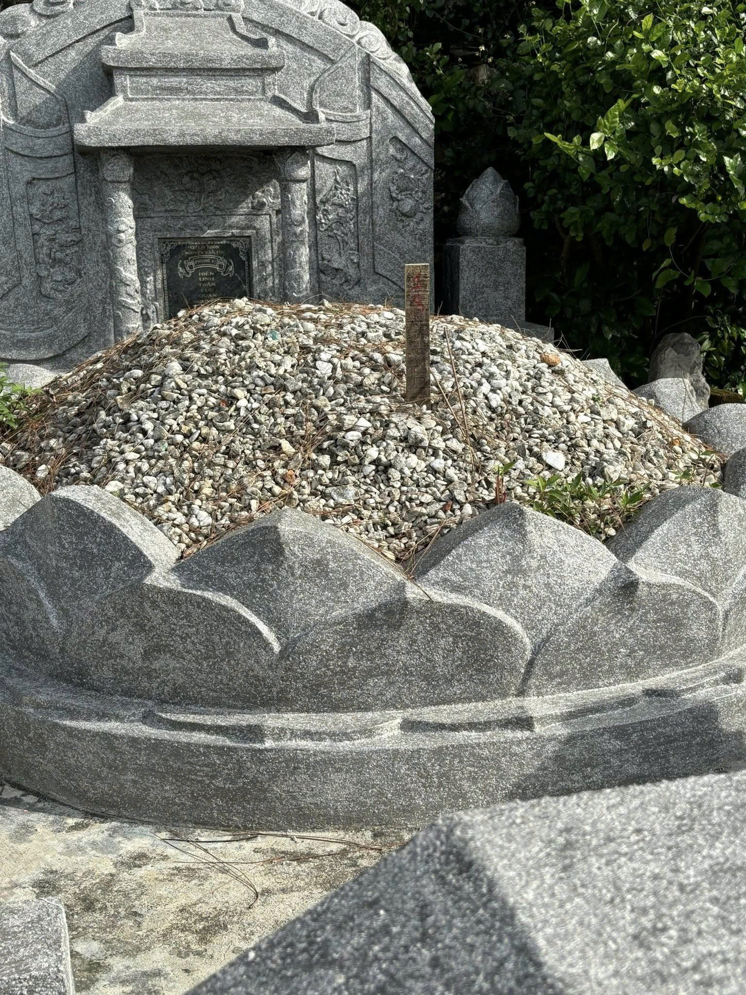 Hàng loạt ngôi mộ ở Huế bị đóng cọc gỗ để giải phóng mặt bằng: Dân mạng ‘dậy sóng’- Ảnh 2. Hàng loạt ngôi mộ ở Huế bị đóng cọc gỗ để giải phóng mặt bằng: Dân mạng ‘dậy sóng’- Ảnh 2.