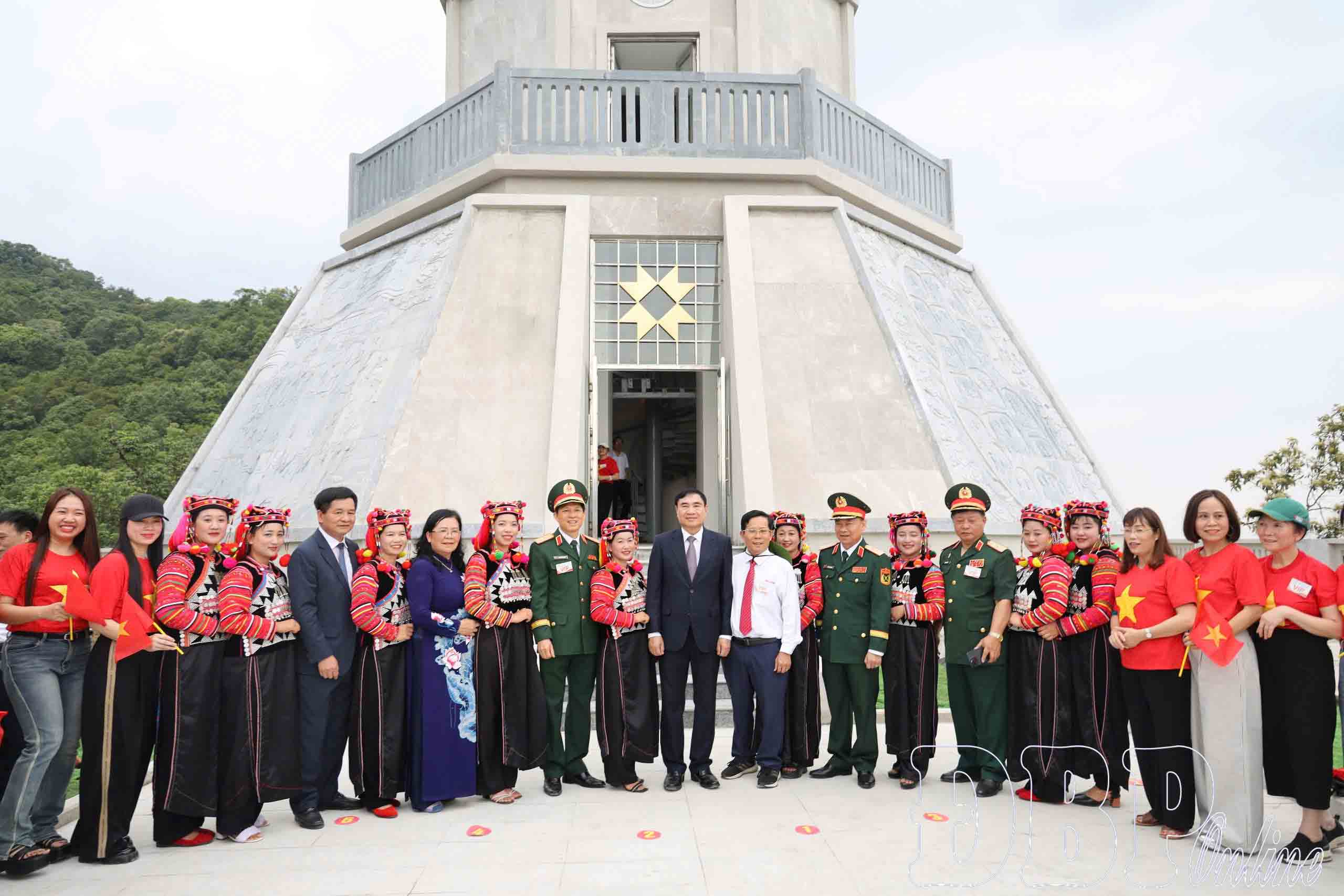 Hai cột cờ trên hai đầu Tây - Bắc- Ảnh 6. Hai cột cờ trên hai đầu Tây - Bắc- Ảnh 6.