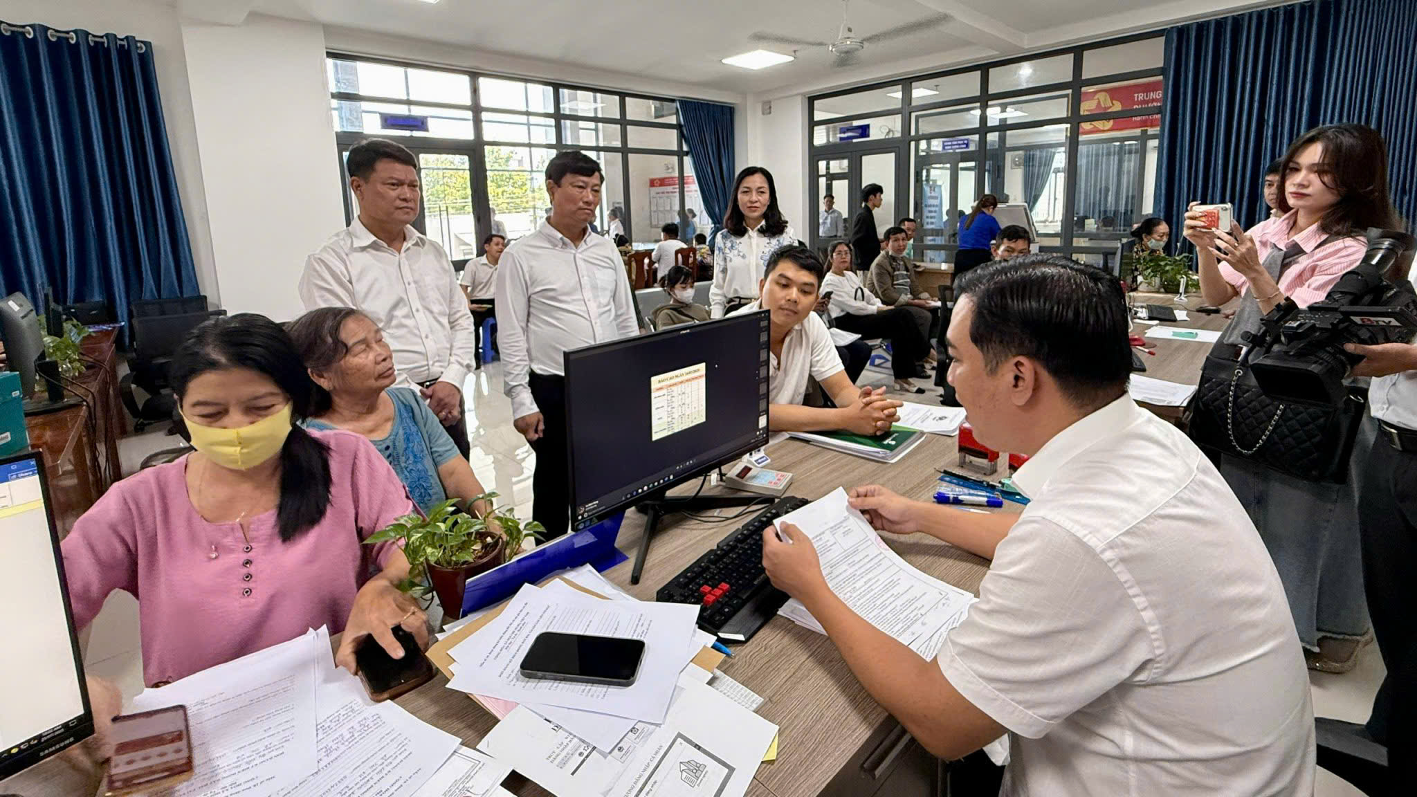 TP.HCM: Chủ tịch UBND cấp xã được ủy quyền cho công chức thực hiện chứng thực- Ảnh 1. TP.HCM: Chủ tịch UBND cấp xã được ủy quyền cho công chức thực hiện chứng thực- Ảnh 1.