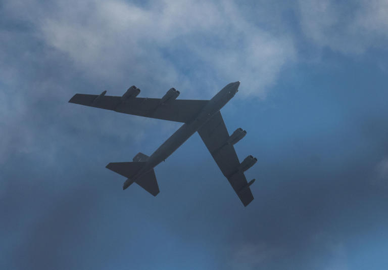 Mỹ công bố báo cáo về vụ B-52 suýt đâm 2 máy bay trong 1 ngày - Ảnh 1.