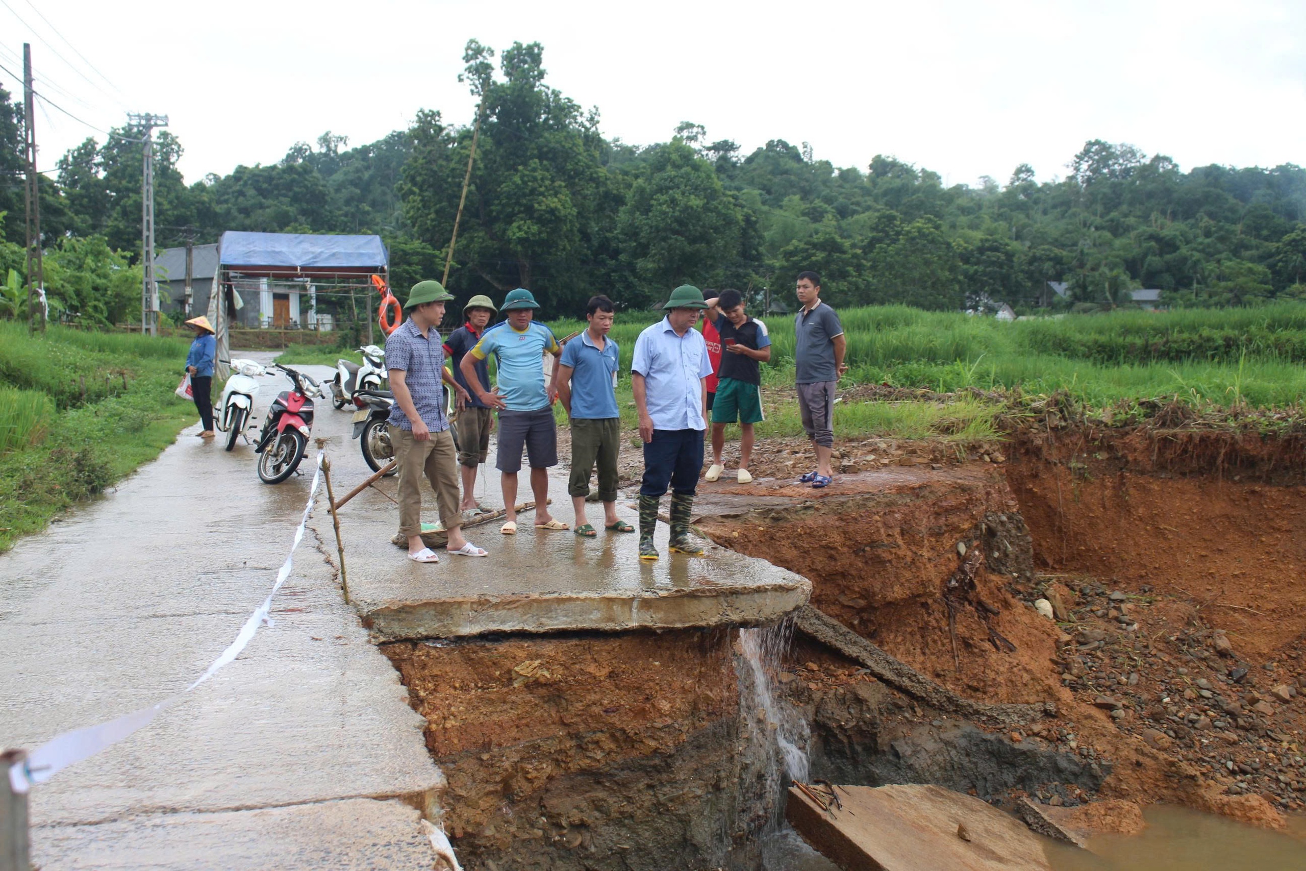 Lũ lớn xé toạc đập tràn , hàng trăm người dân gặp khó khăn tại Mật Thành - Ảnh 2. Lũ lớn xé toạc đập tràn , hàng trăm người dân gặp khó khăn tại Mật Thành - Ảnh 2.